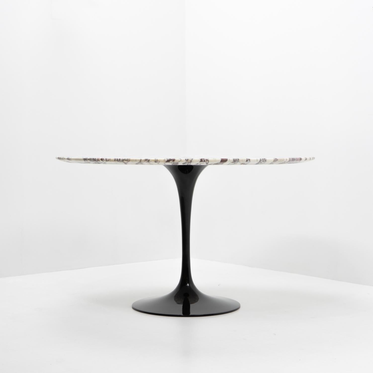 Mid-Century Modern Round Calacatta Viola Marble Dining Table by Eero Saarinen for Knoll, 1970s For Sale