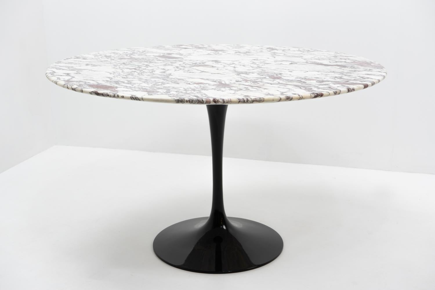 Swiss Round Calacatta Viola Marble Dining Table by Eero Saarinen for Knoll, 1970s For Sale