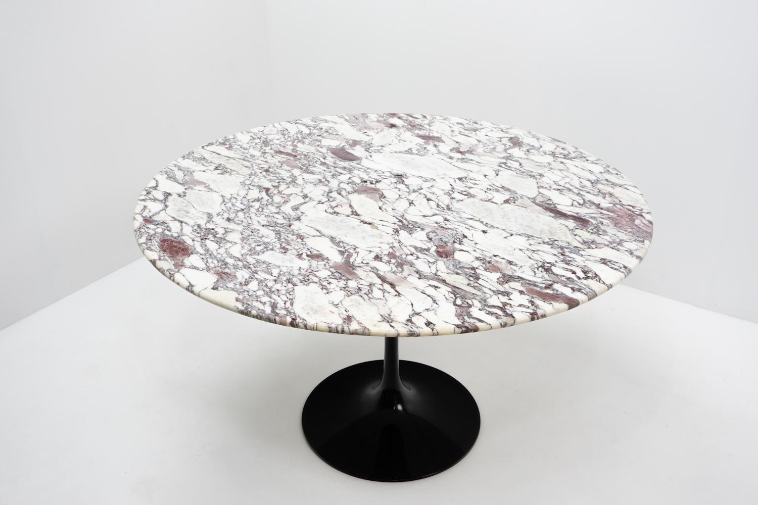 Round Calacatta Viola Marble Dining Table by Eero Saarinen for Knoll, 1970s In Good Condition For Sale In Renens, CH