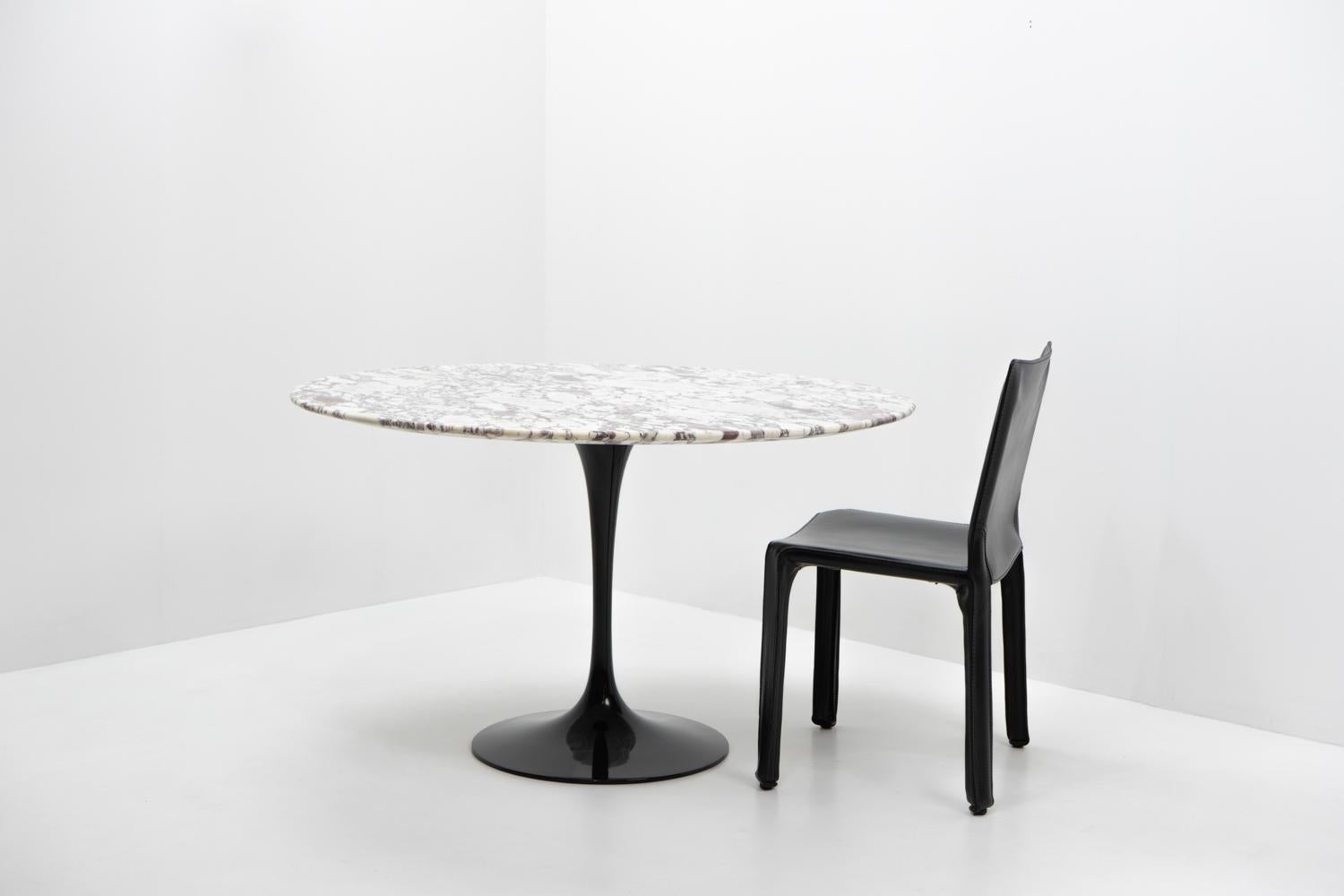 Late 20th Century Round Calacatta Viola Marble Dining Table by Eero Saarinen for Knoll, 1970s For Sale