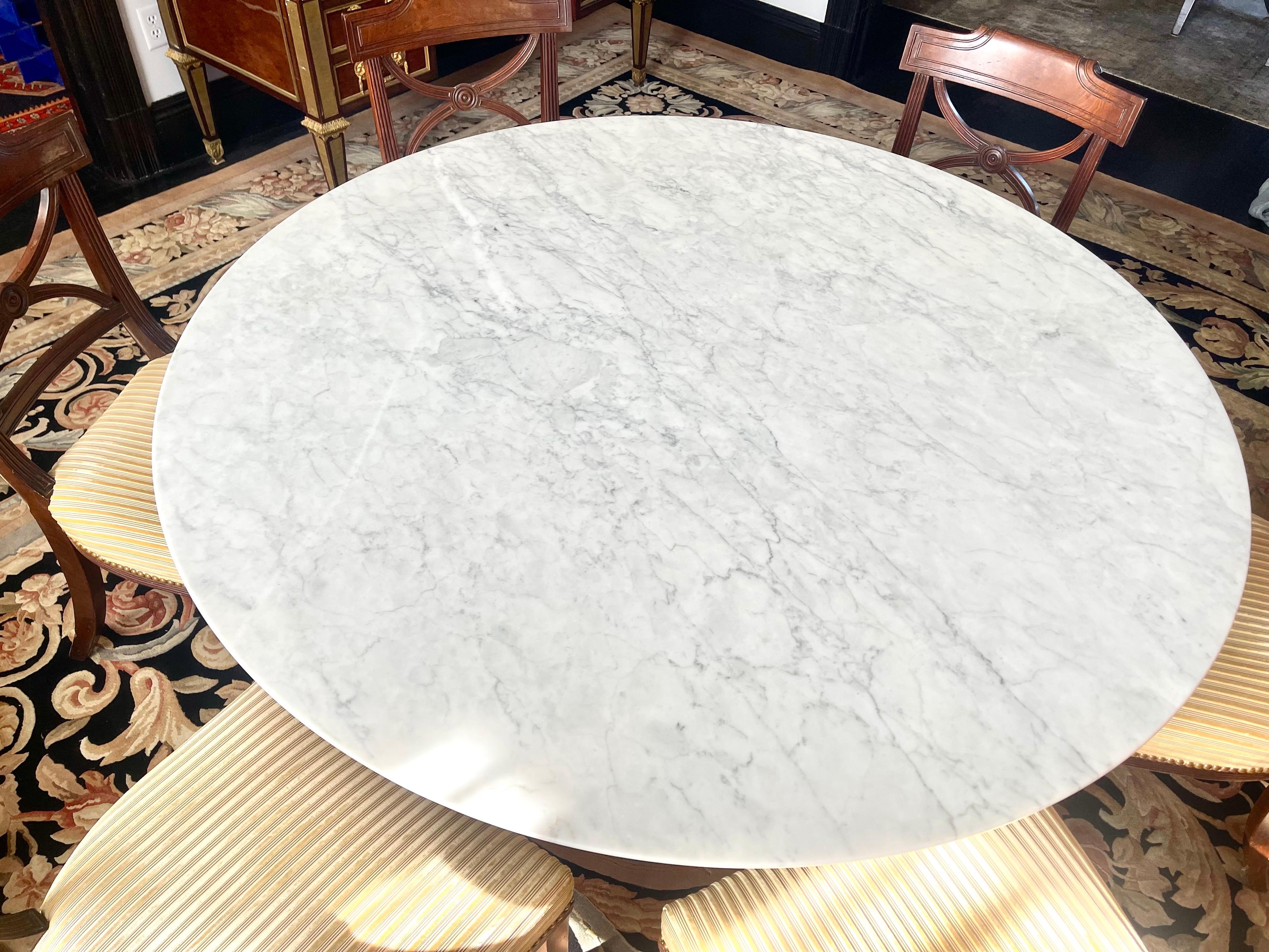 Round Carrara Marble Dining Table after Eero Saarinen’s “Tulip Table” for Knoll  For Sale 2