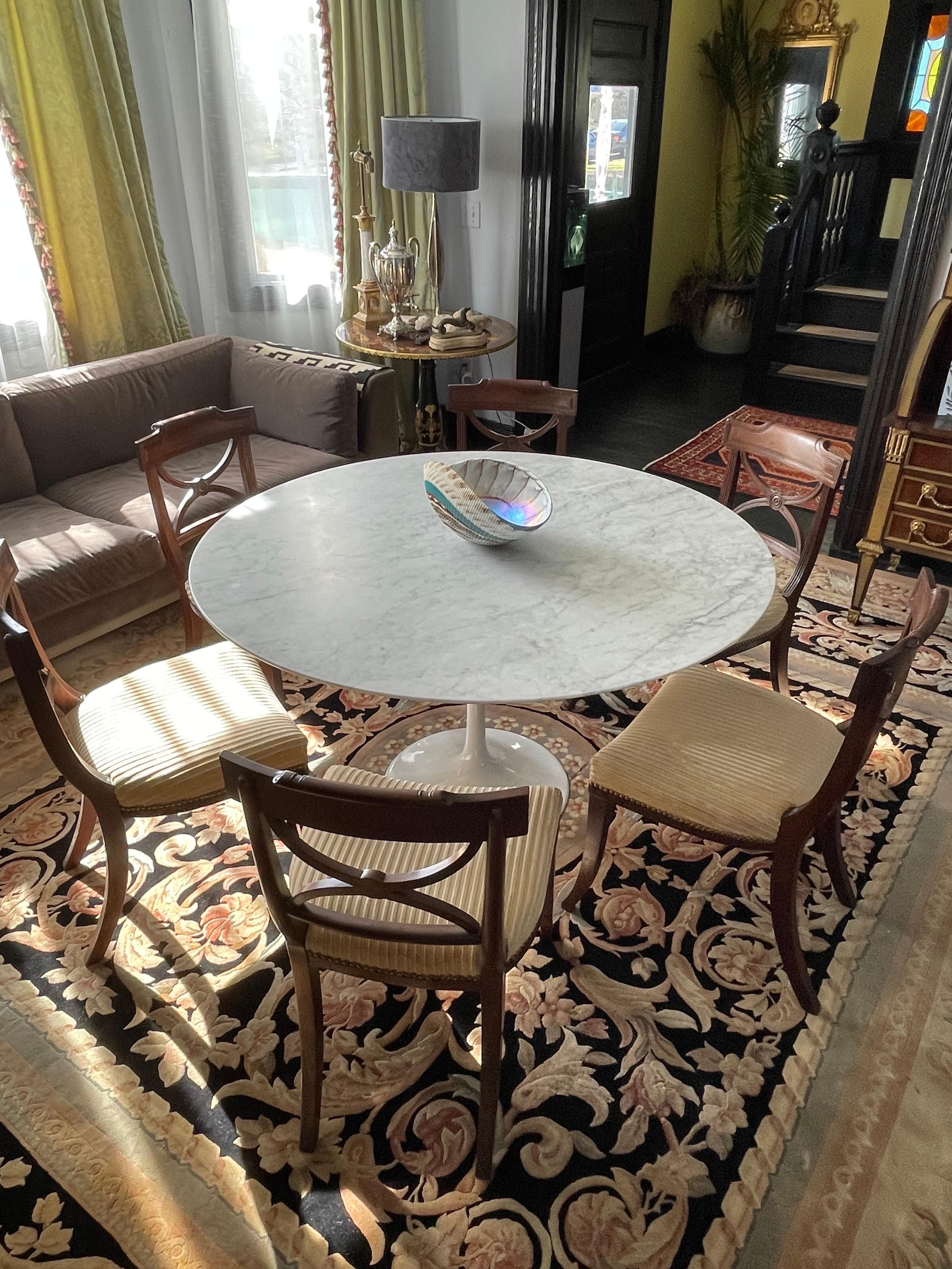 Round Carrara Marble Dining Table after Eero Saarinen’s “Tulip Table” for Knoll  For Sale 4