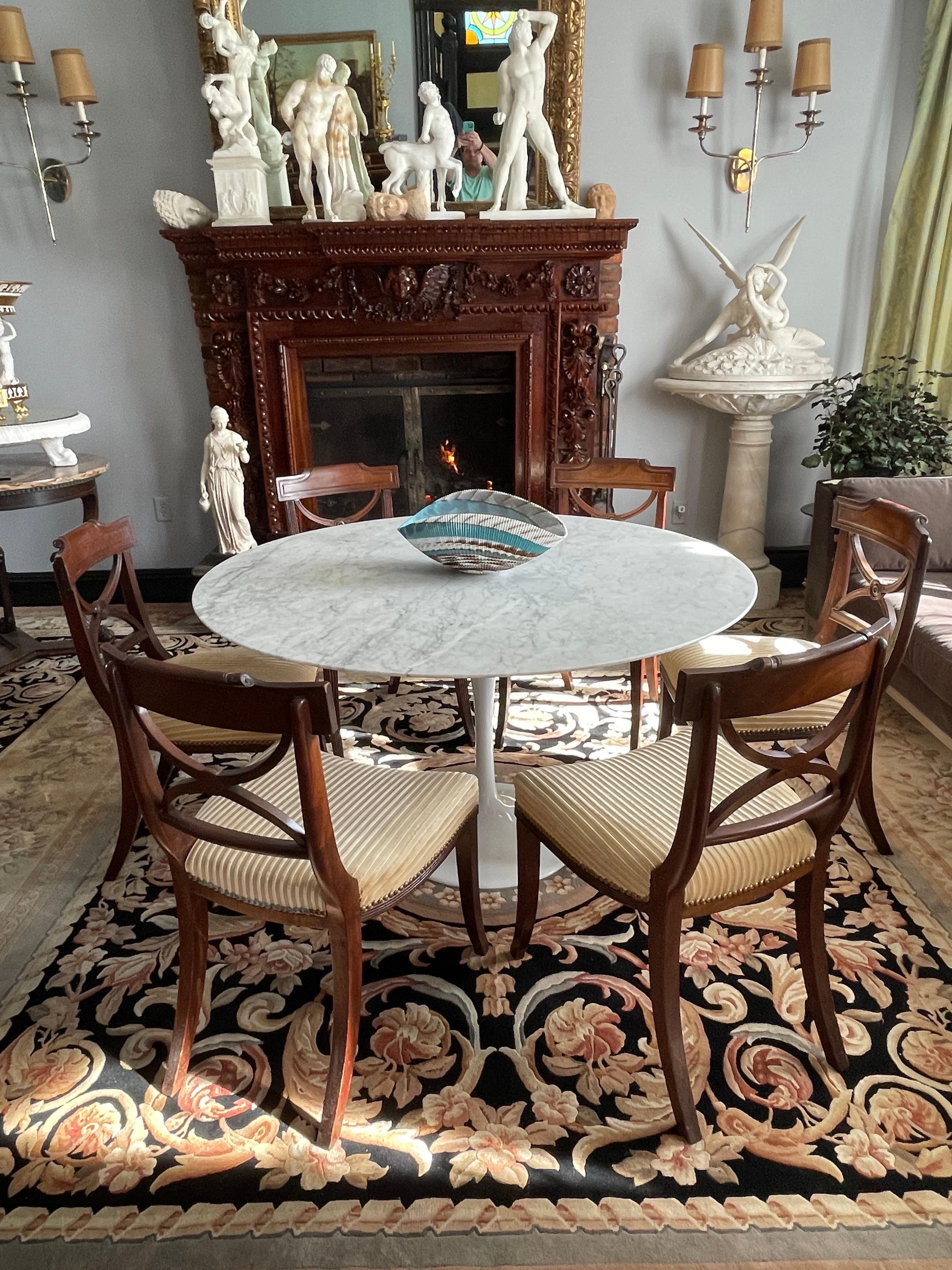 Round Carrara Marble Dining Table after Eero Saarinen’s “Tulip Table” for Knoll  For Sale 4