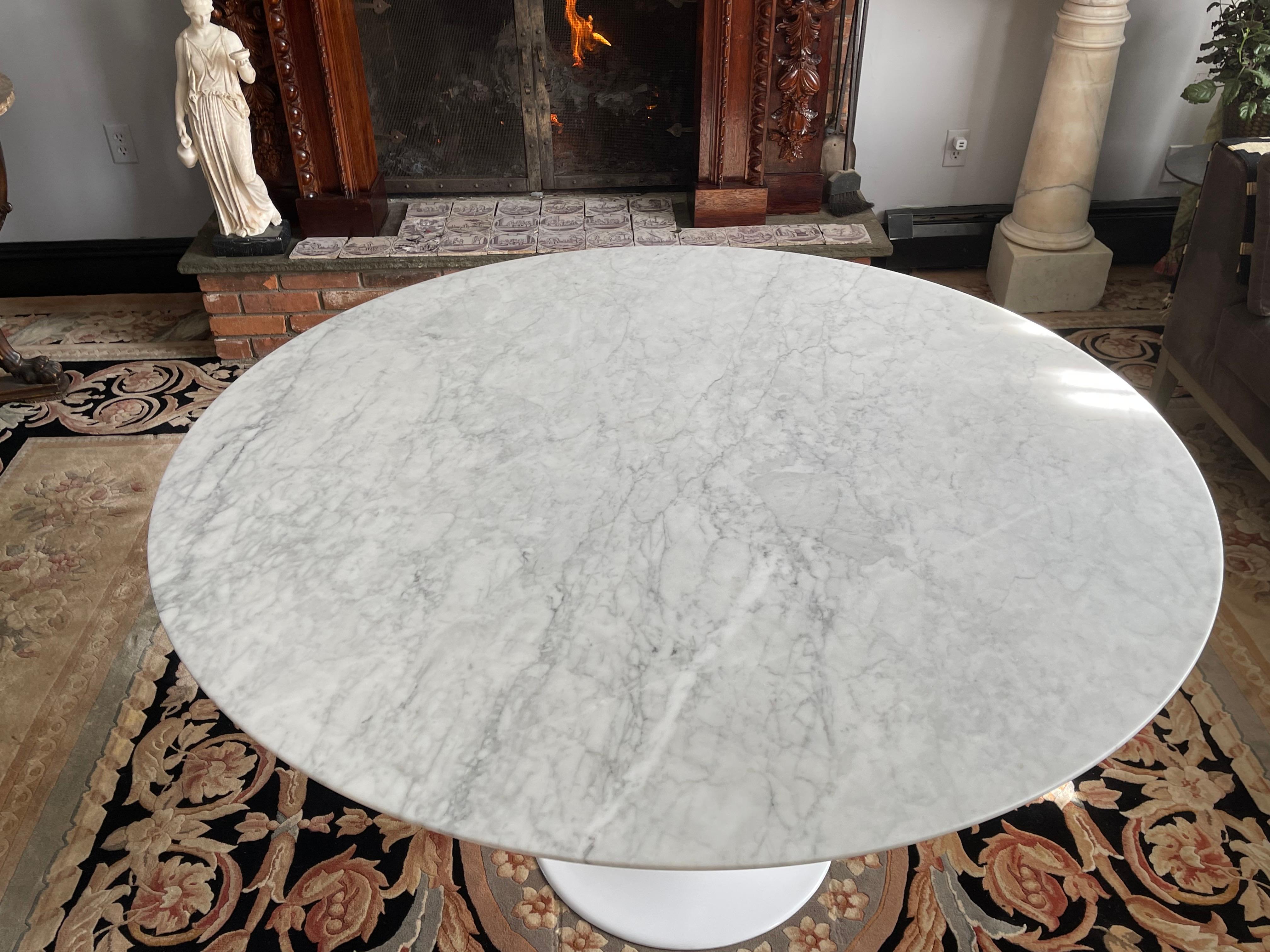 Mid-Century Modern Round Carrara Marble Dining Table after Eero Saarinen’s “Tulip Table” for Knoll  For Sale