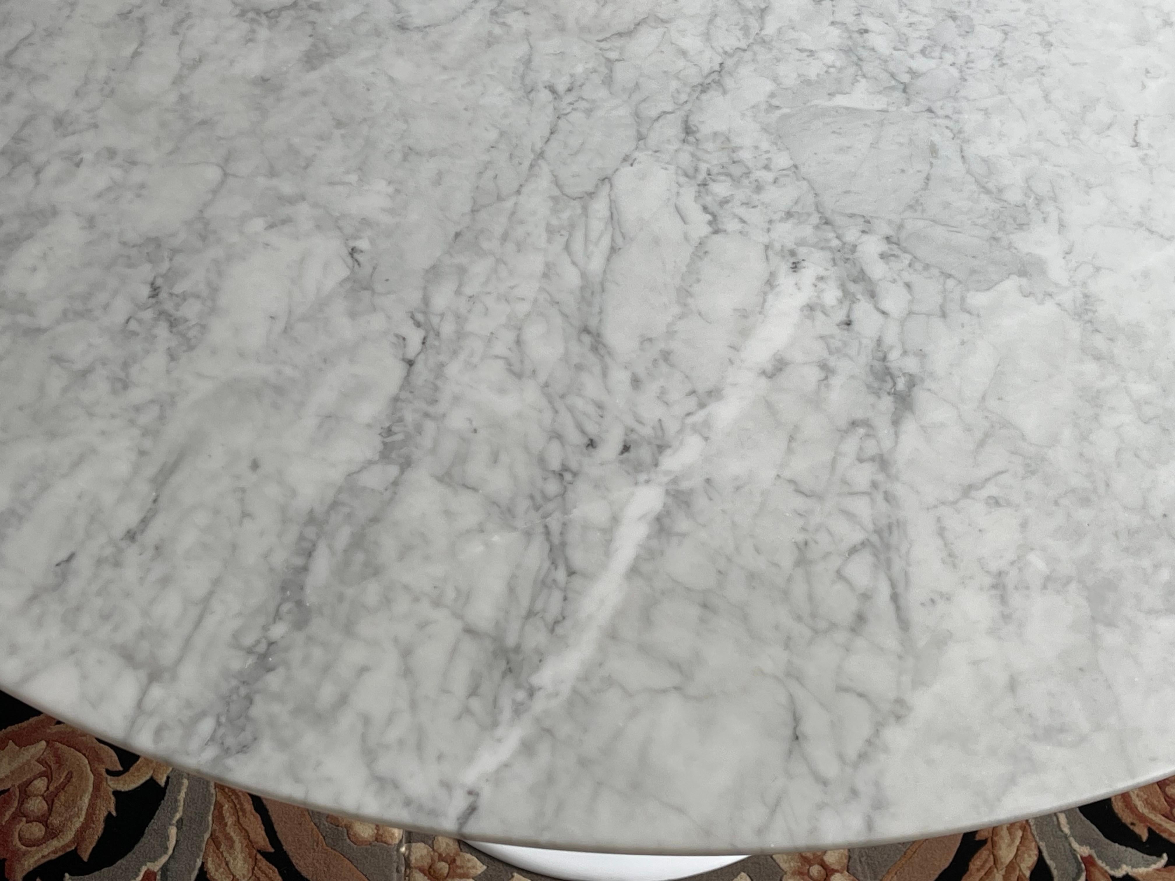 Runder Esstisch aus Carrara-Marmor nach Eero Saarinens Tulip Table für Knoll  (Handgeschnitzt) im Angebot