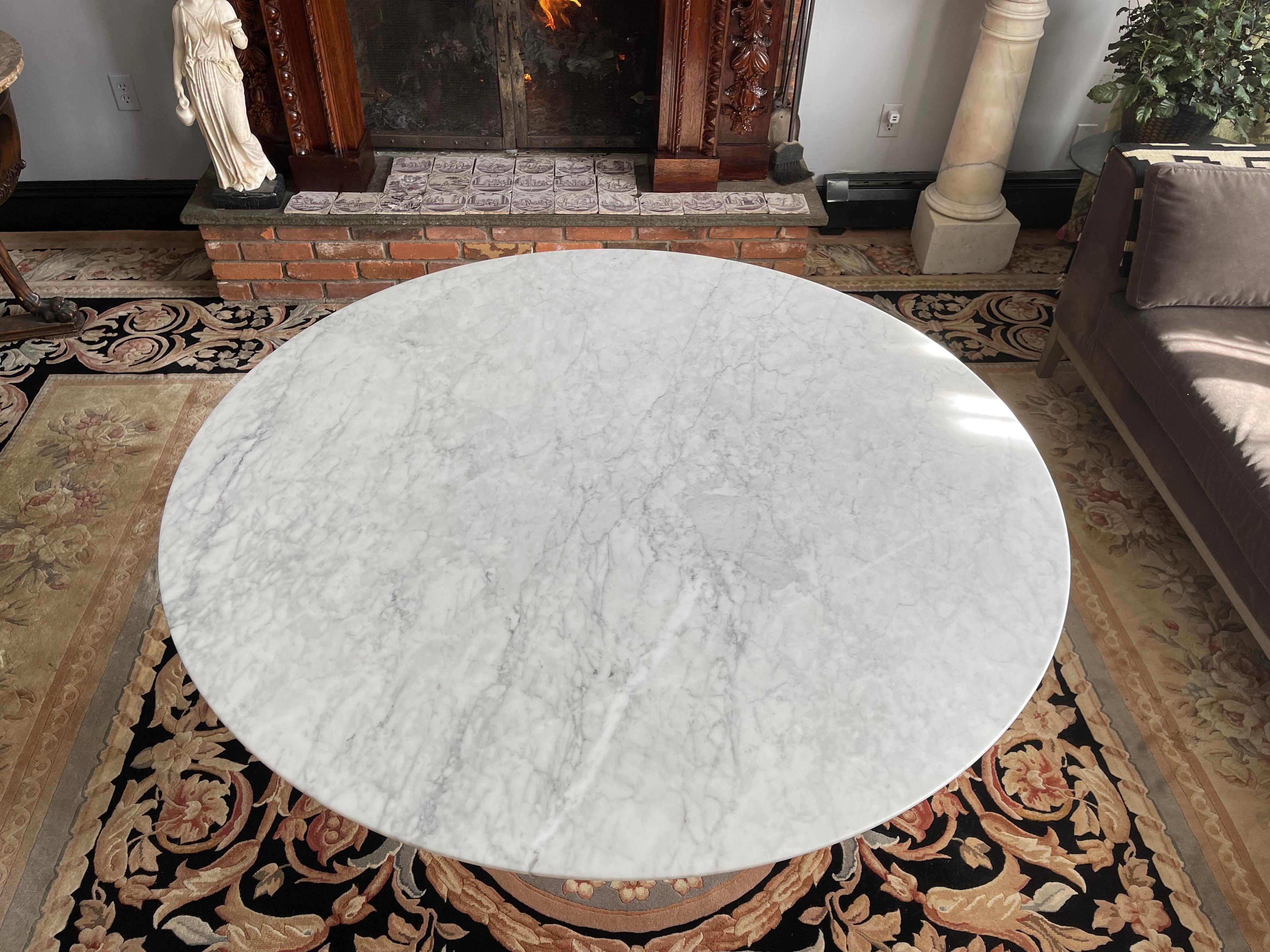 Hand-Carved Round Carrara Marble Dining Table after Eero Saarinen’s “Tulip Table” for Knoll  For Sale