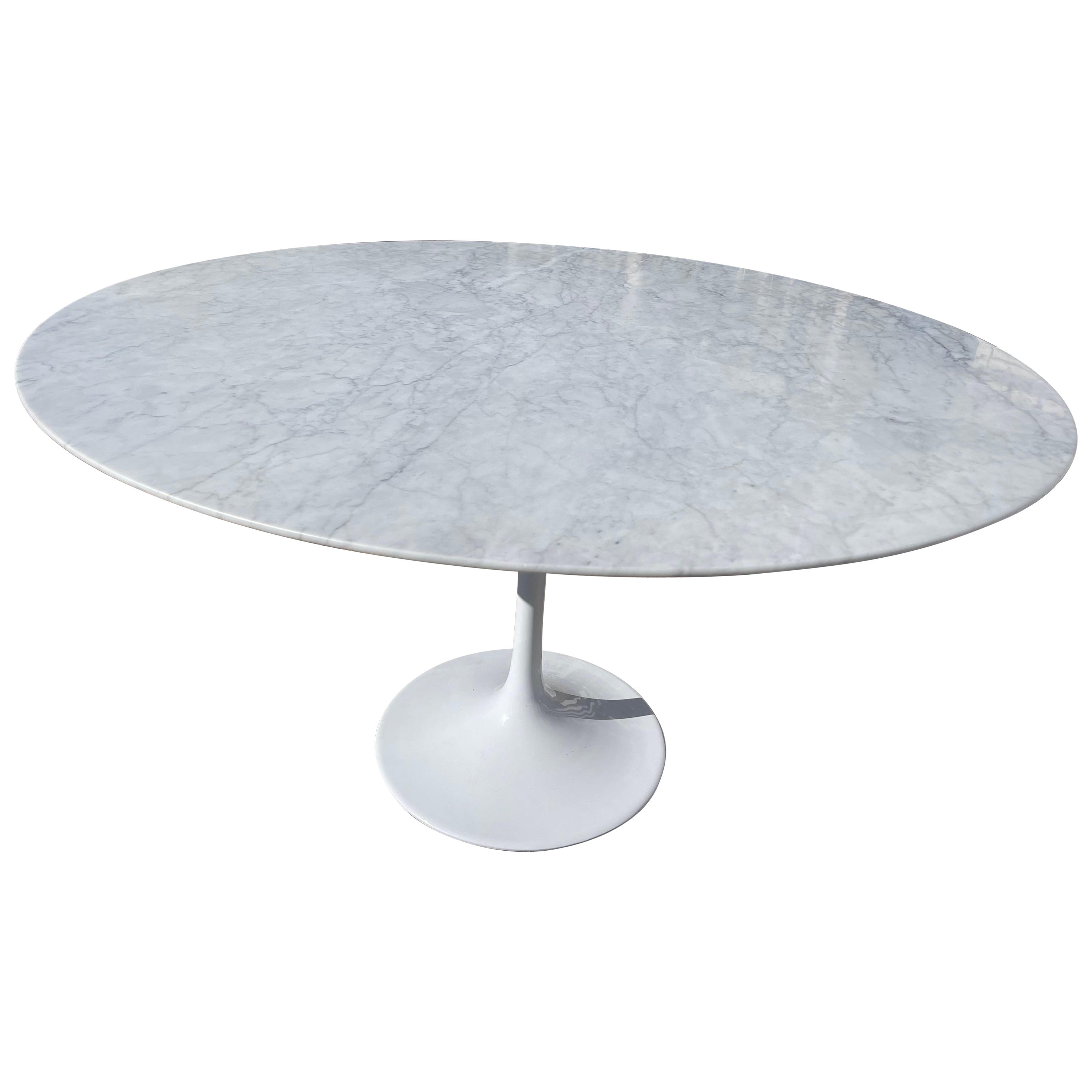 Round Carrara Marble Dining Table after Eero Saarinen’s “Tulip Table” for Knoll For Sale