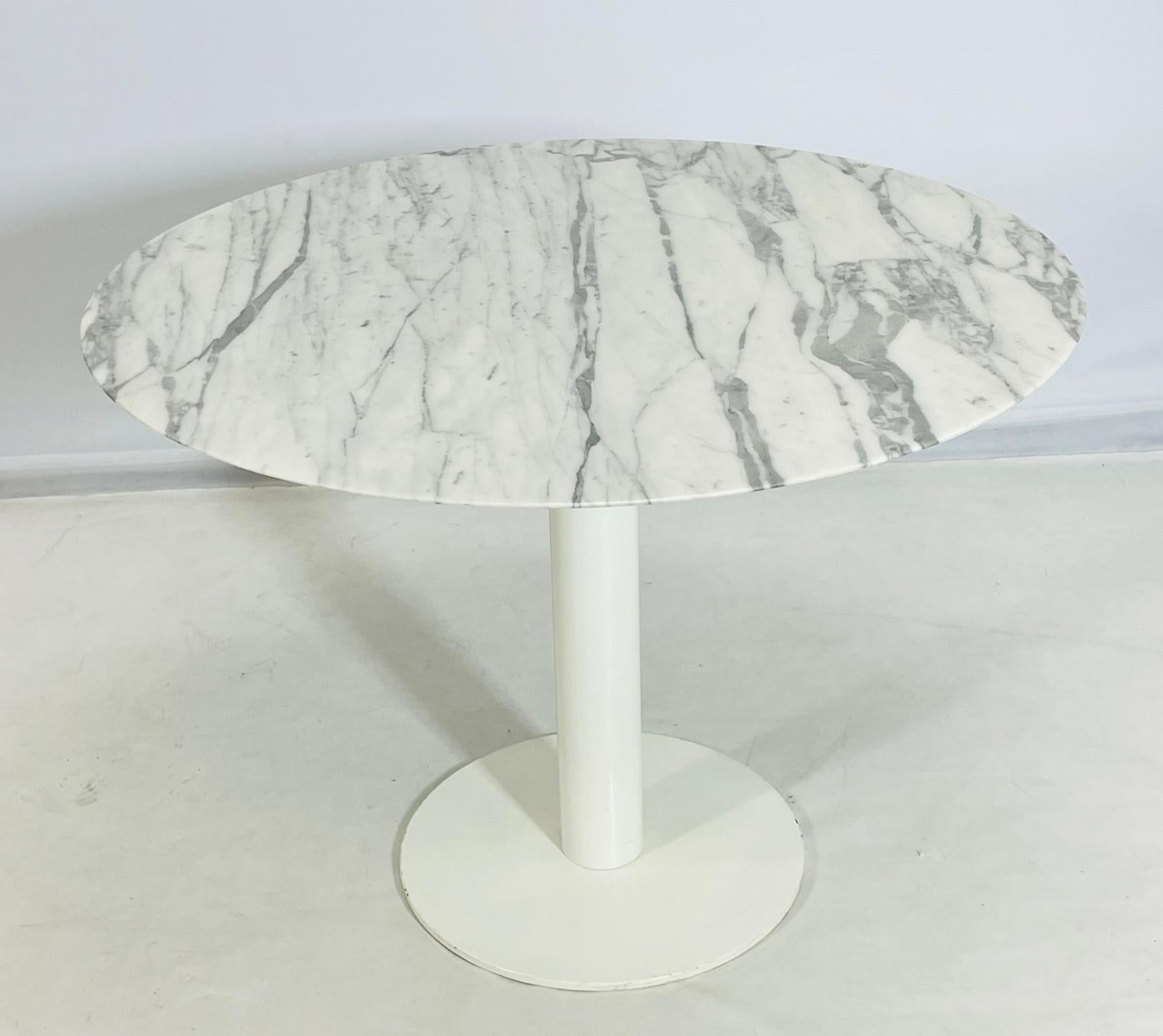 Runder Esstisch mit Sockel aus Carrara-Marmor und weißem Stahlgestell im Angebot 3