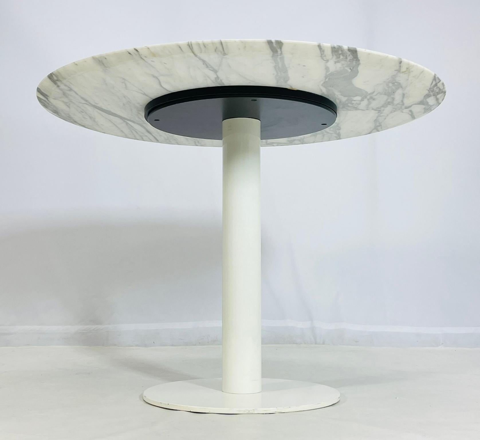 Runder Esstisch mit Sockel aus Carrara-Marmor und weißem Stahlgestell im Angebot 4