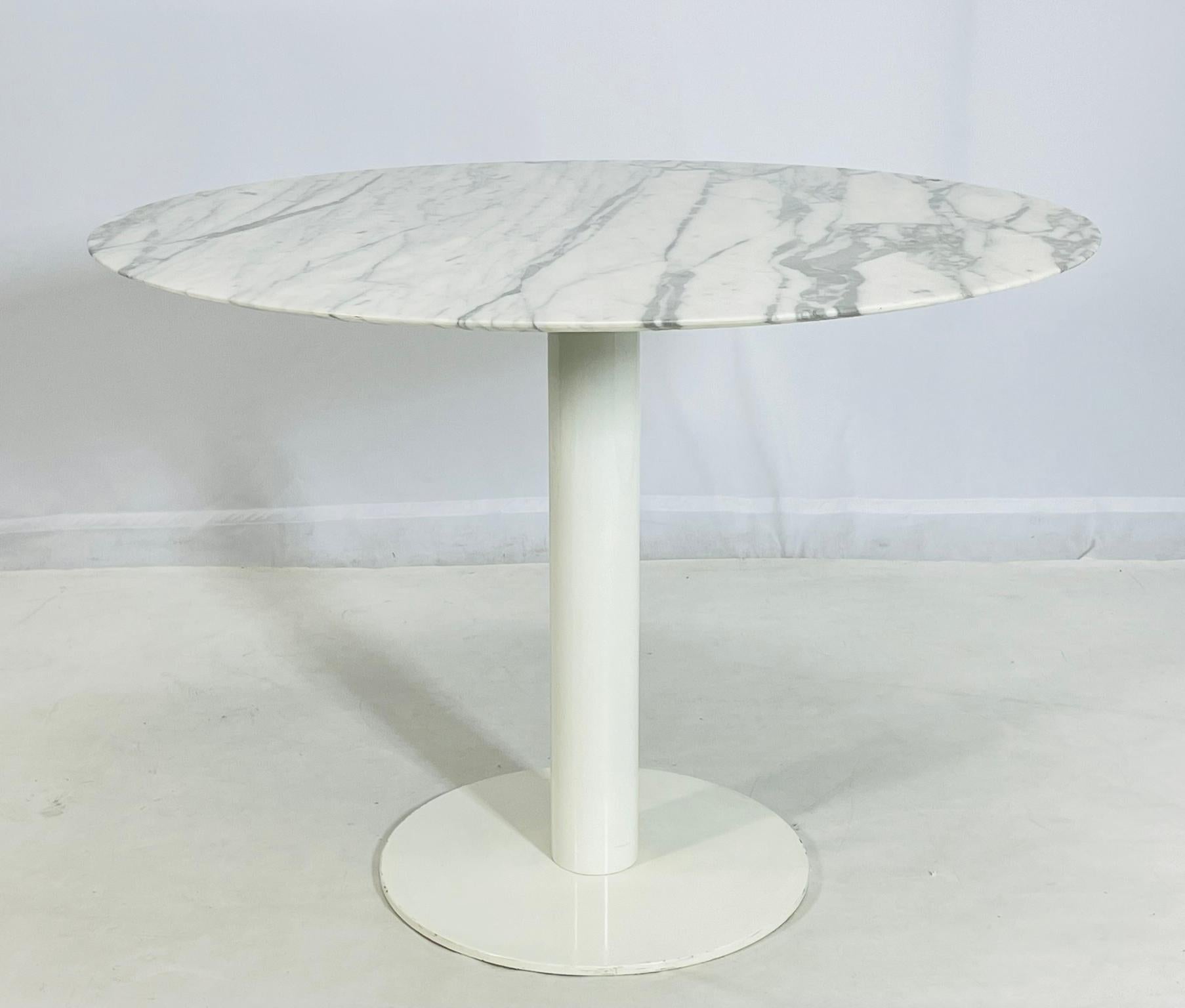 Runder Esstisch mit Sockel aus Carrara-Marmor und weißem Stahlgestell (Moderne) im Angebot