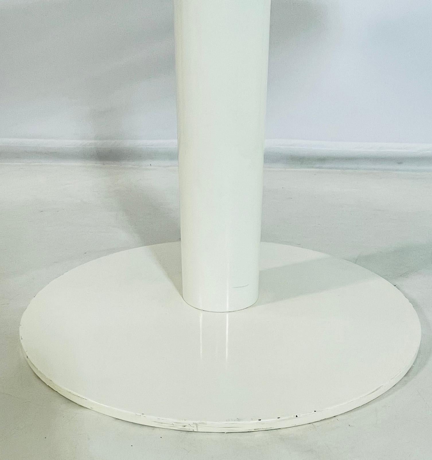 Runder Esstisch mit Sockel aus Carrara-Marmor und weißem Stahlgestell (Italienisch) im Angebot