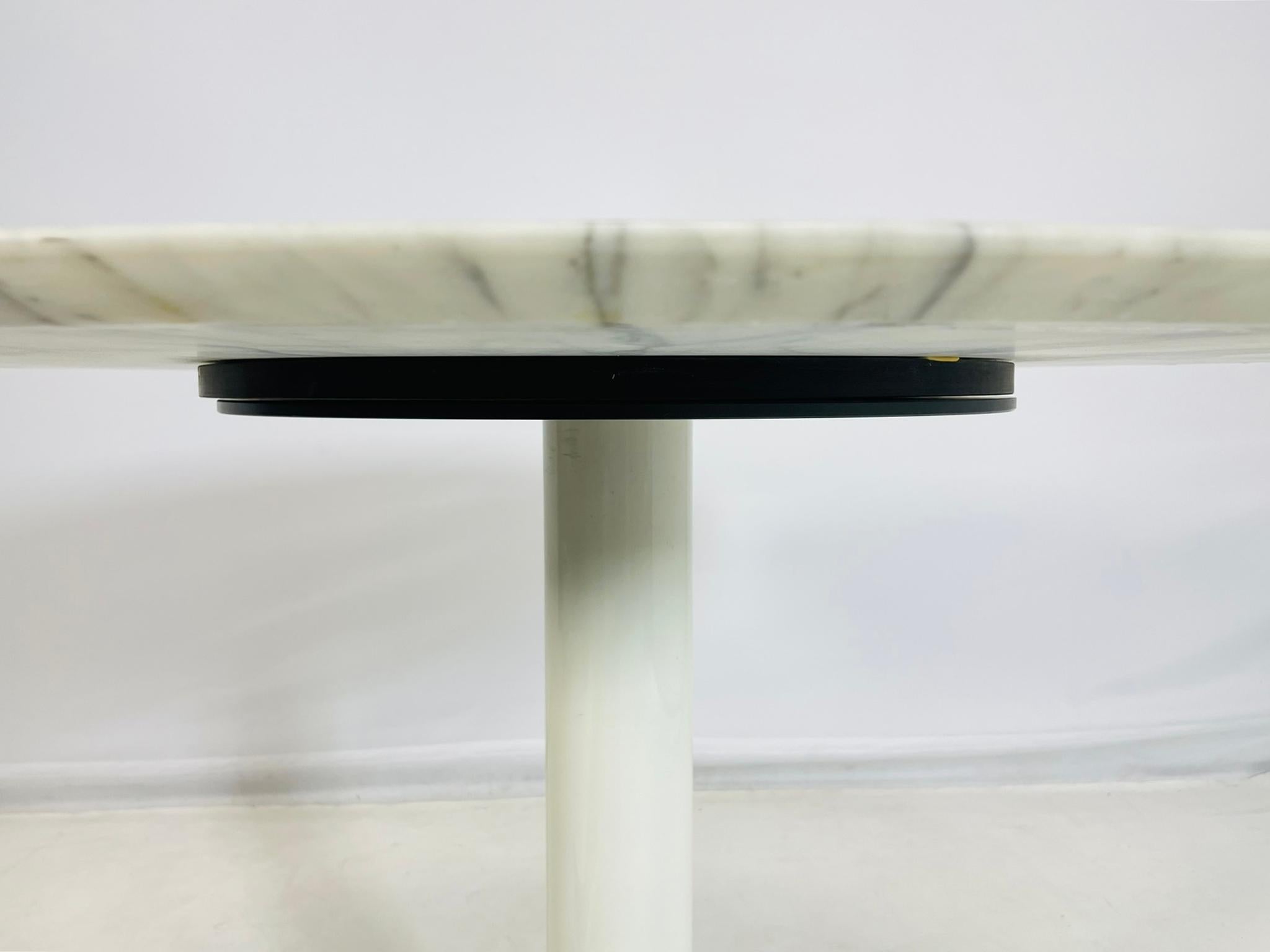 Runder Esstisch mit Sockel aus Carrara-Marmor und weißem Stahlgestell (Pulverbeschichtet) im Angebot