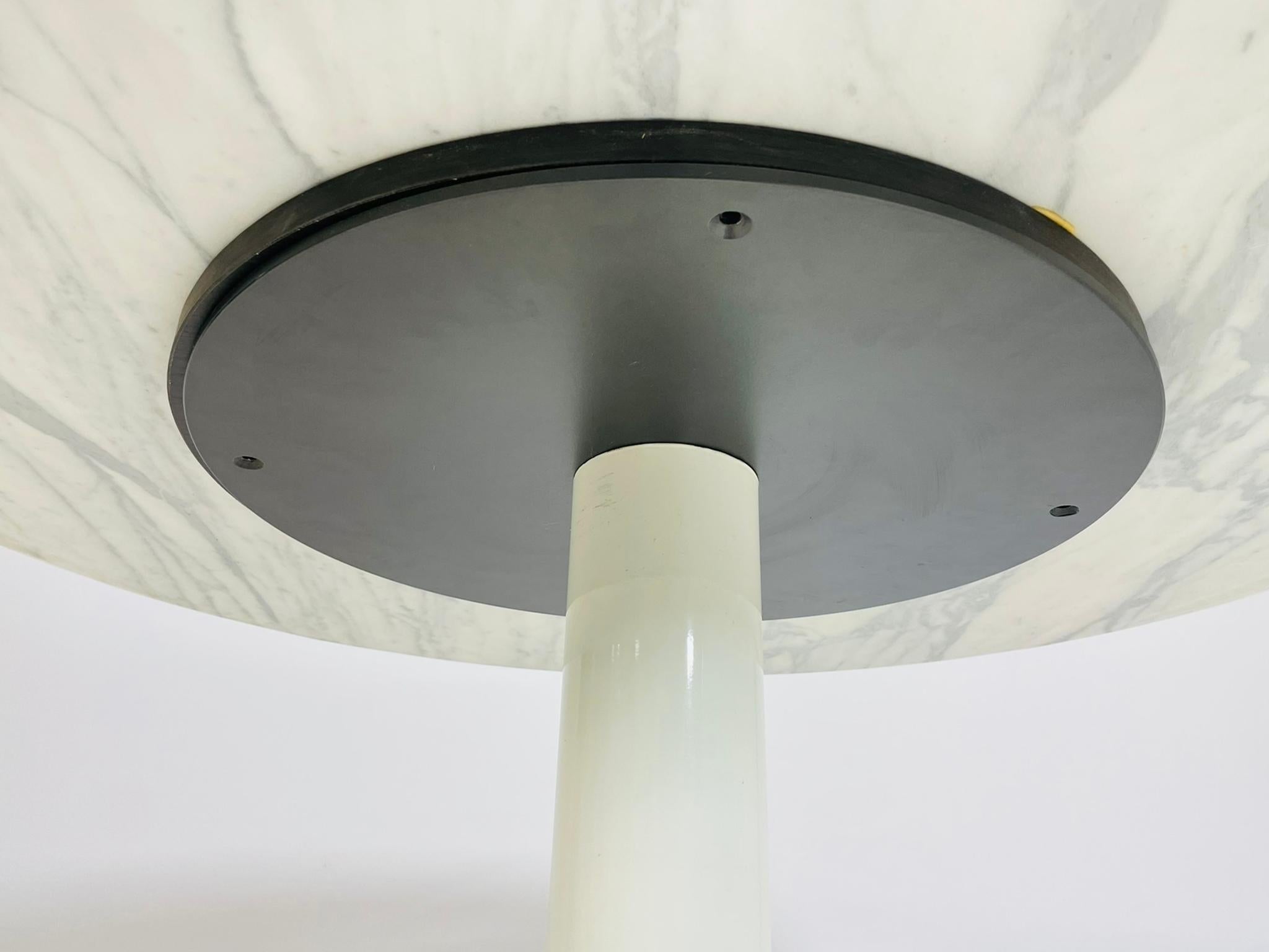 Runder Esstisch mit Sockel aus Carrara-Marmor und weißem Stahlgestell im Zustand „Gut“ im Angebot in Los Angeles, CA