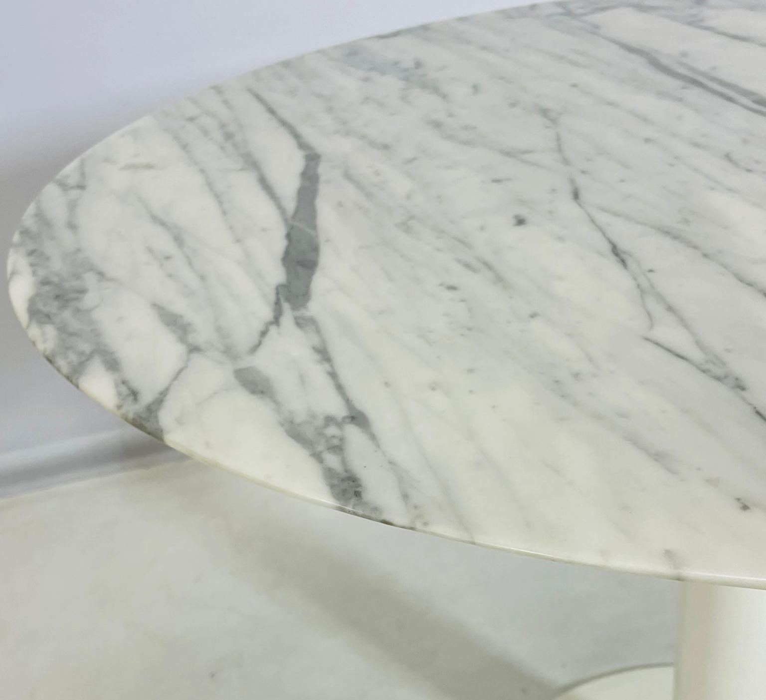 Runder Esstisch mit Sockel aus Carrara-Marmor und weißem Stahlgestell (21. Jahrhundert und zeitgenössisch) im Angebot
