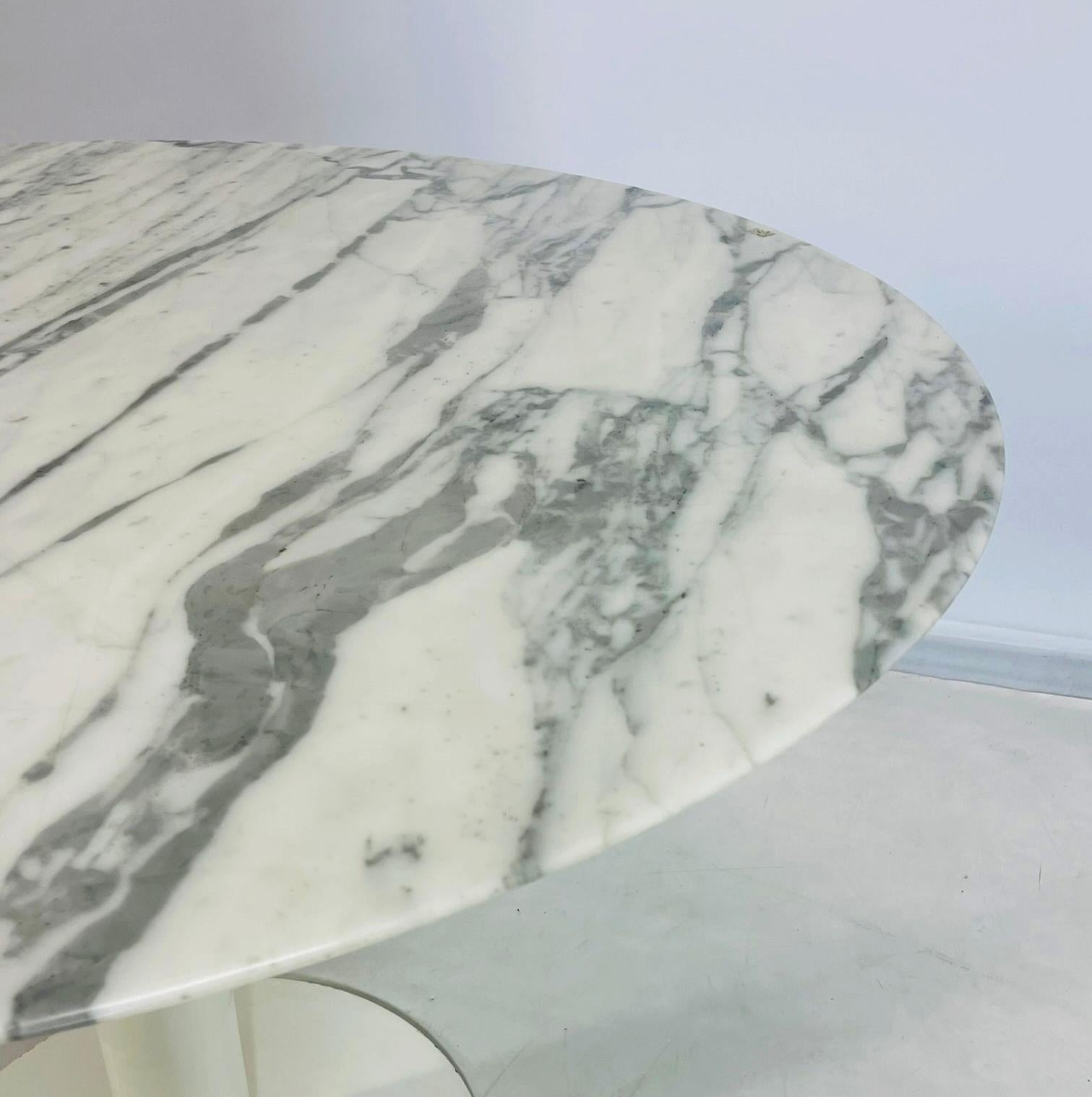 Runder Esstisch mit Sockel aus Carrara-Marmor und weißem Stahlgestell im Angebot 1