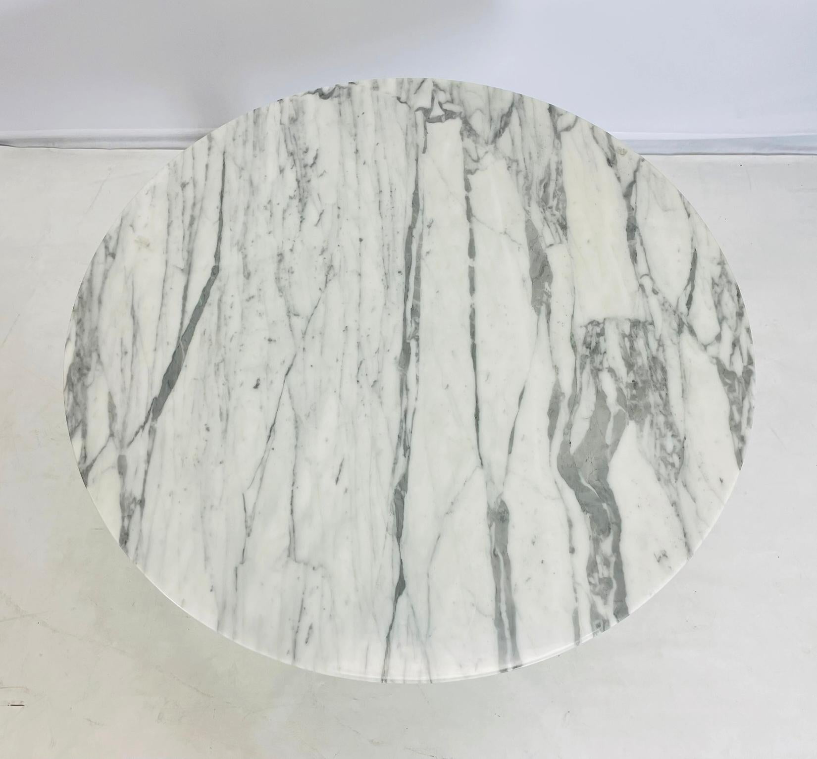 Runder Esstisch mit Sockel aus Carrara-Marmor und weißem Stahlgestell im Angebot 2