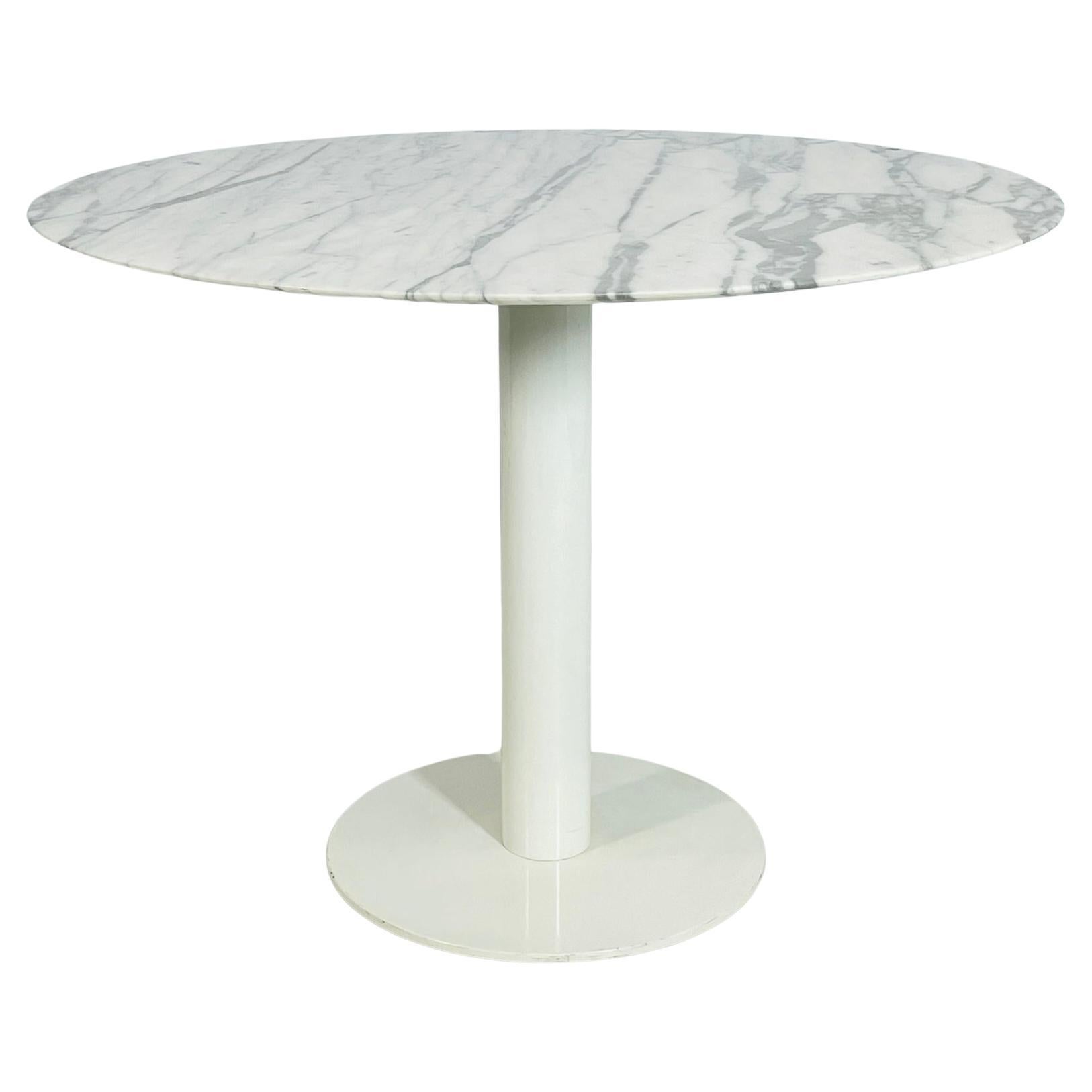 Runder Esstisch mit Sockel aus Carrara-Marmor und weißem Stahlgestell im Angebot