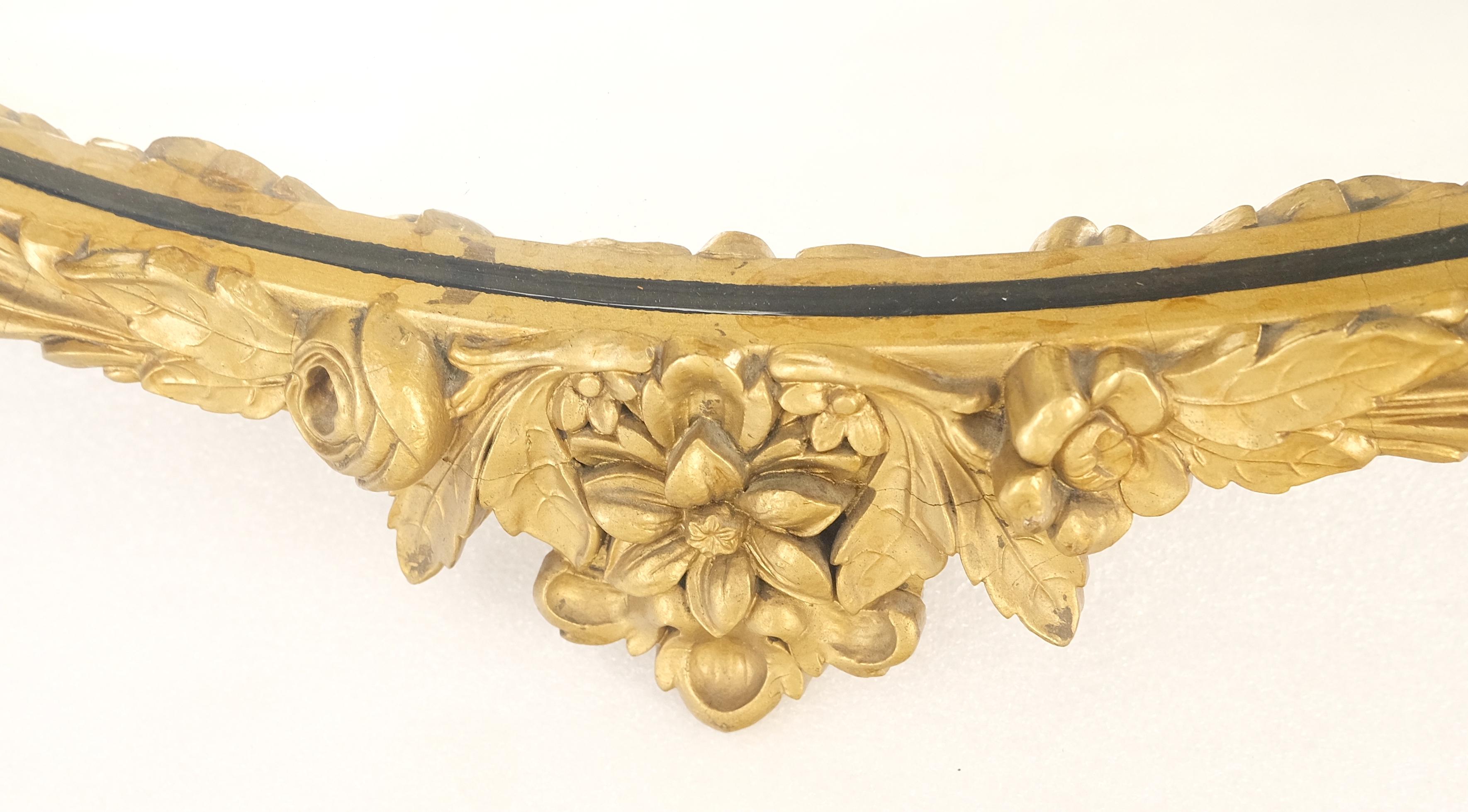 20ième siècle Miroir mural baroque lotus à fleurs en bois sculpté et doré, années 1920 en vente