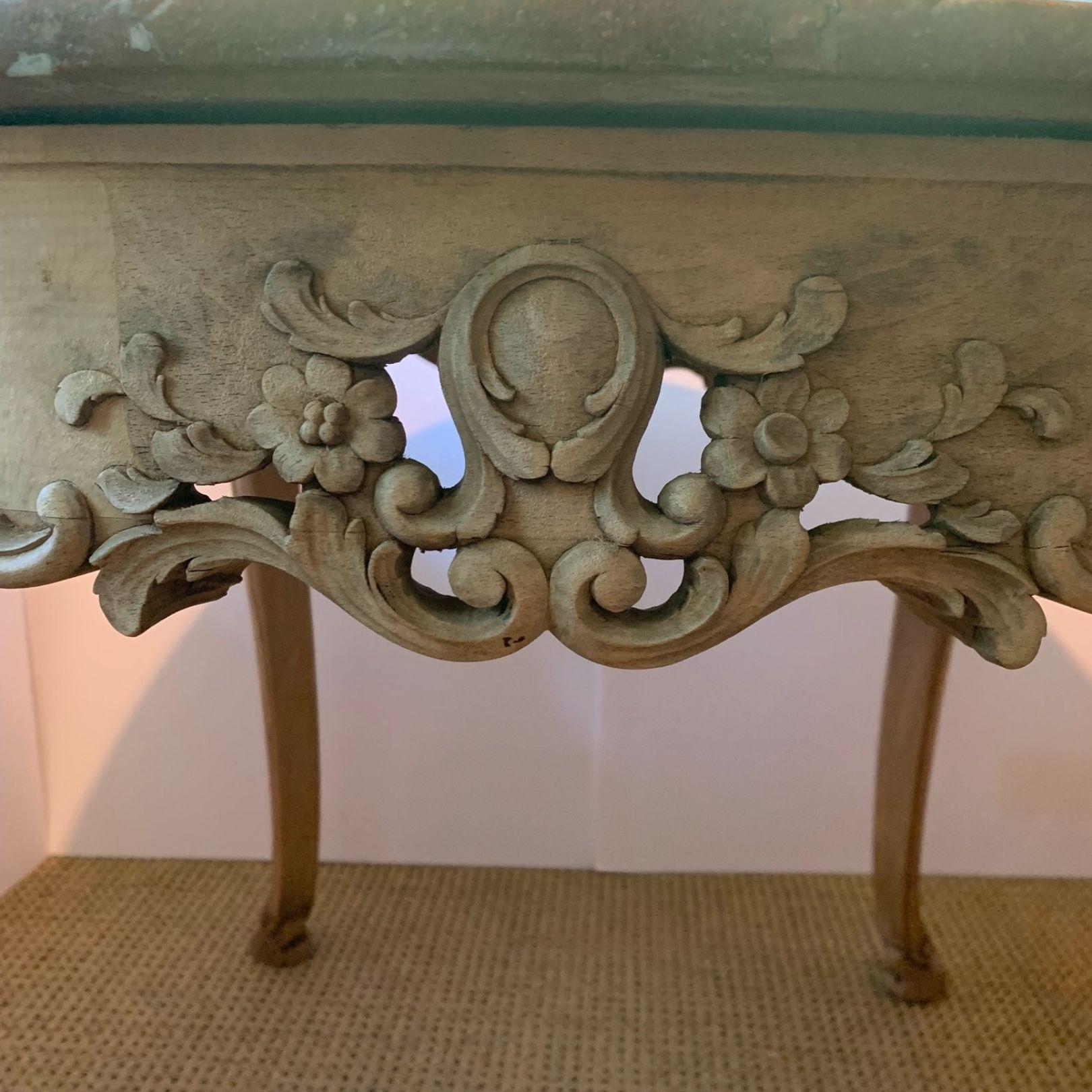 Table en bois blanchi du début du 20e siècle de style Louis XV à plateau de marbre rose en vente 2