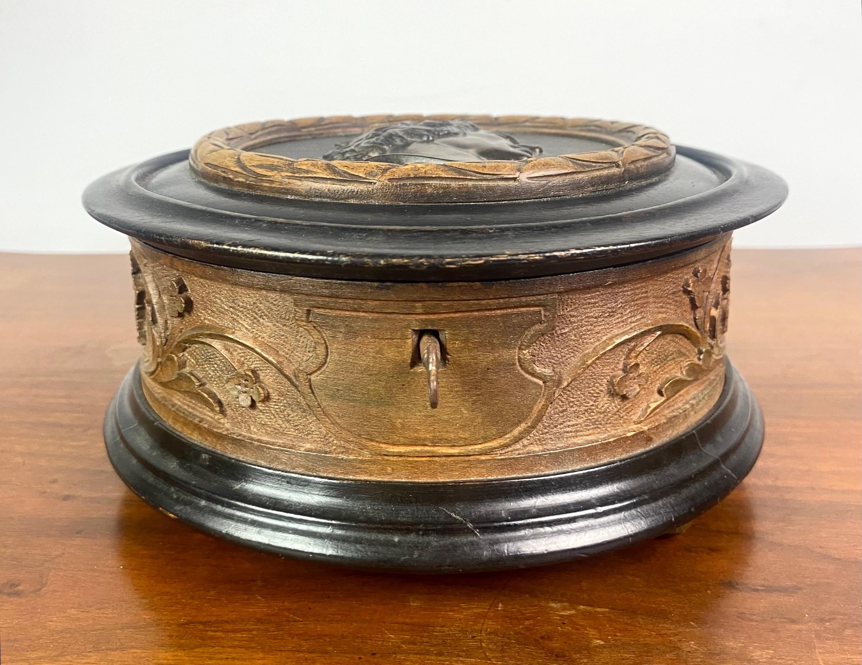 Round carved wooden box with its key - Beethoven profile medallion - 19th centur For Sale 3