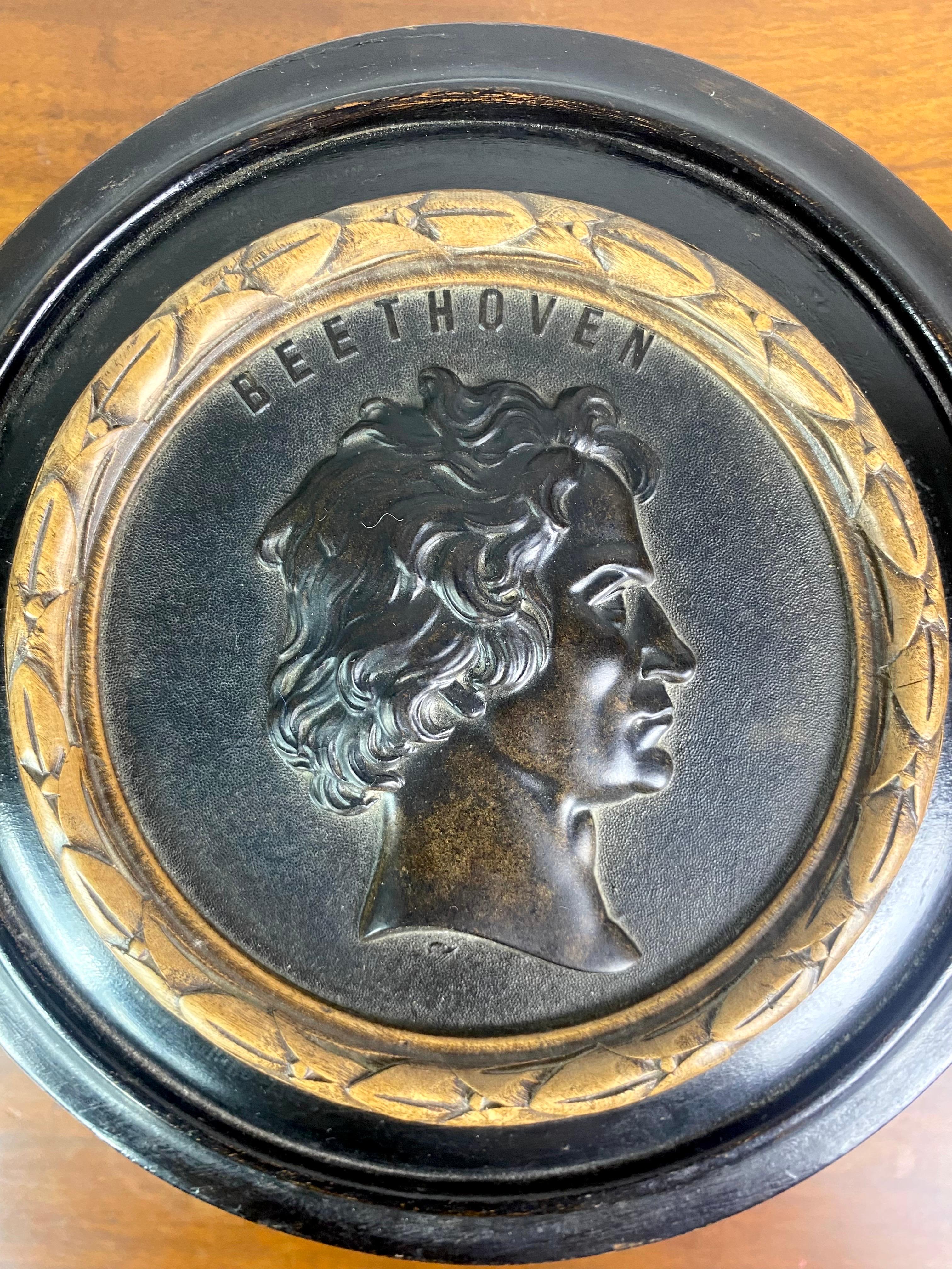 Round carved wooden box with its key - Beethoven profile medallion - 19th centur For Sale 4
