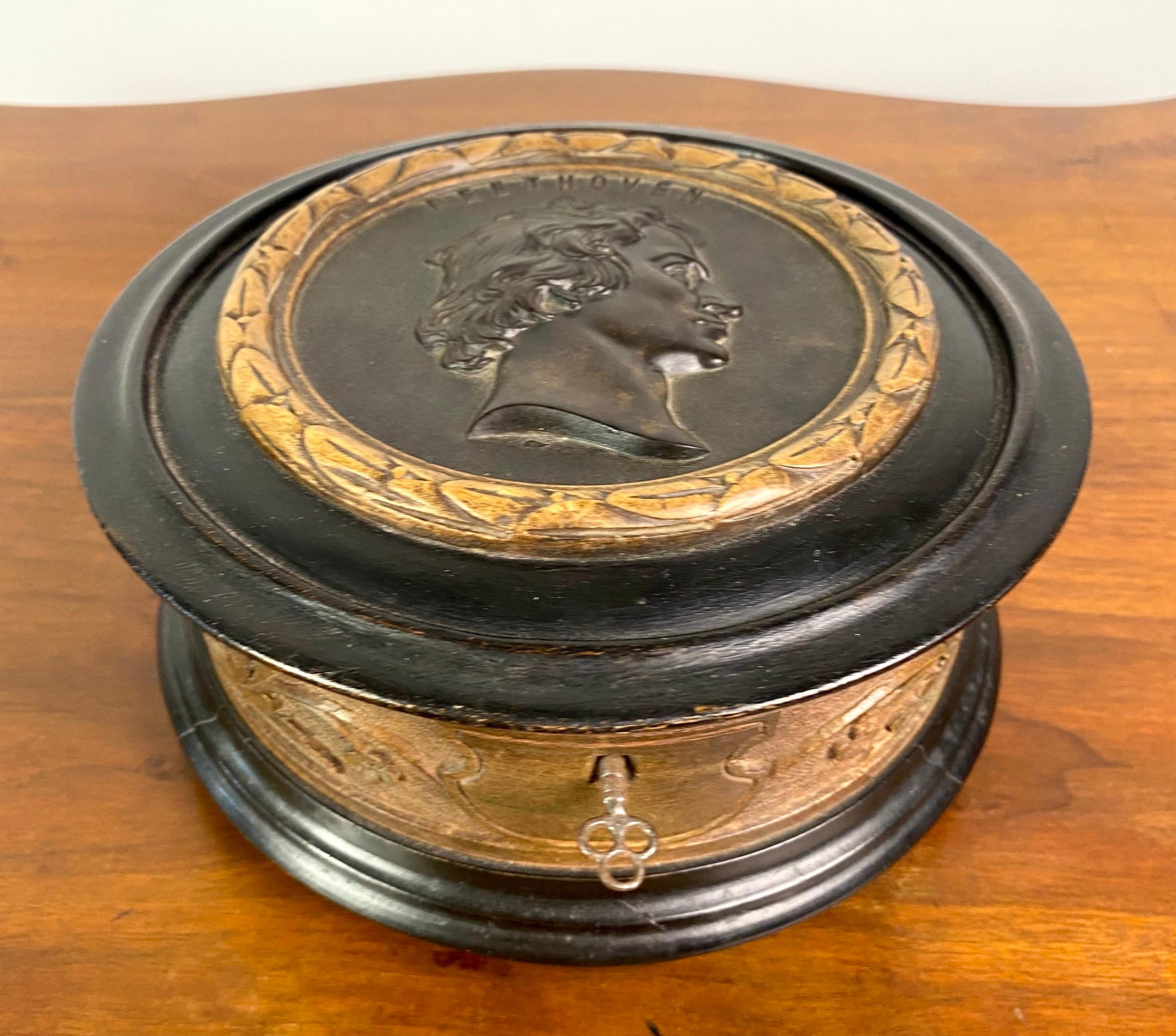 Art Nouveau Round carved wooden box with its key - Beethoven profile medallion - 19th centur For Sale