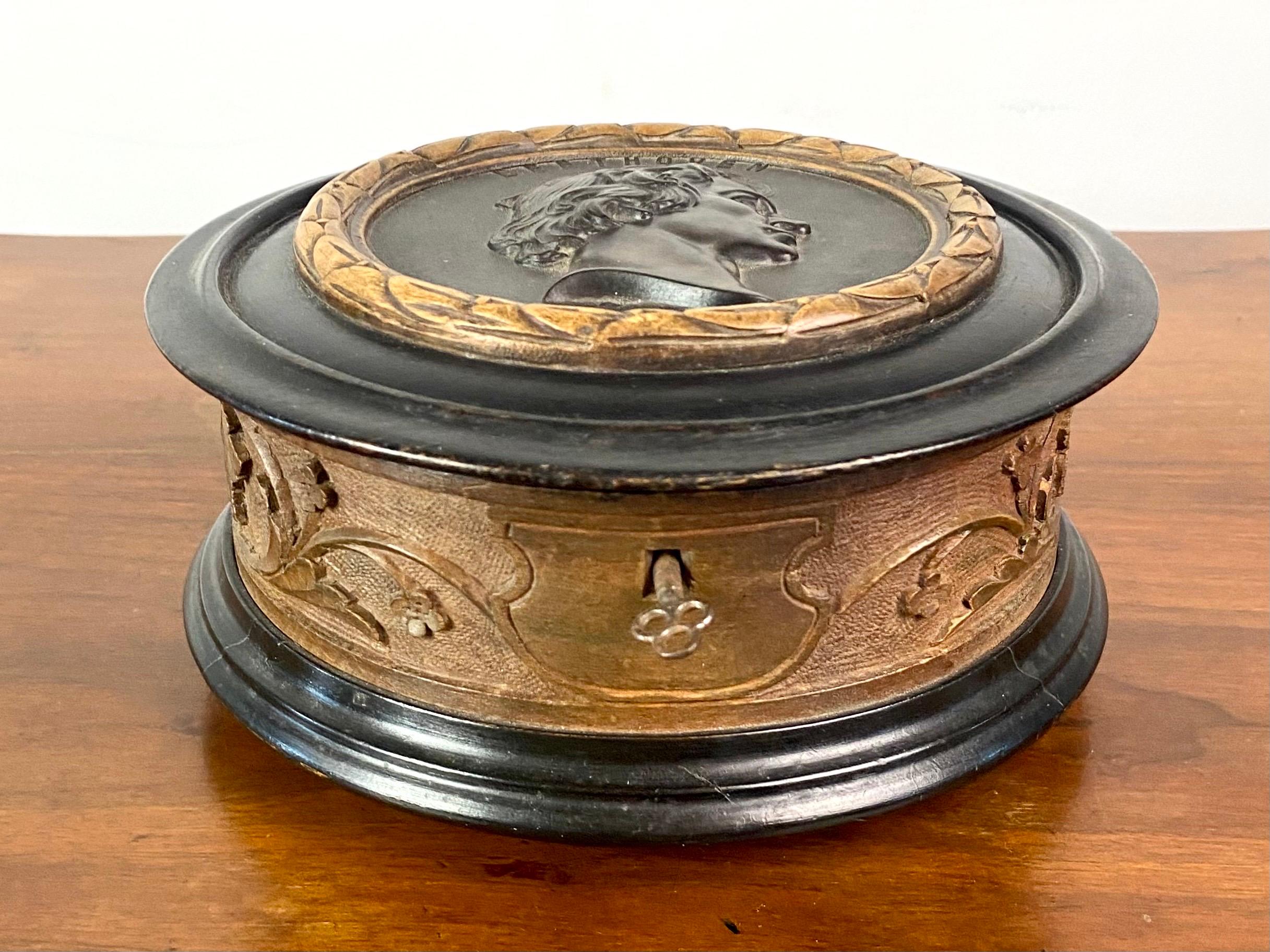 French Round carved wooden box with its key - Beethoven profile medallion - 19th centur For Sale