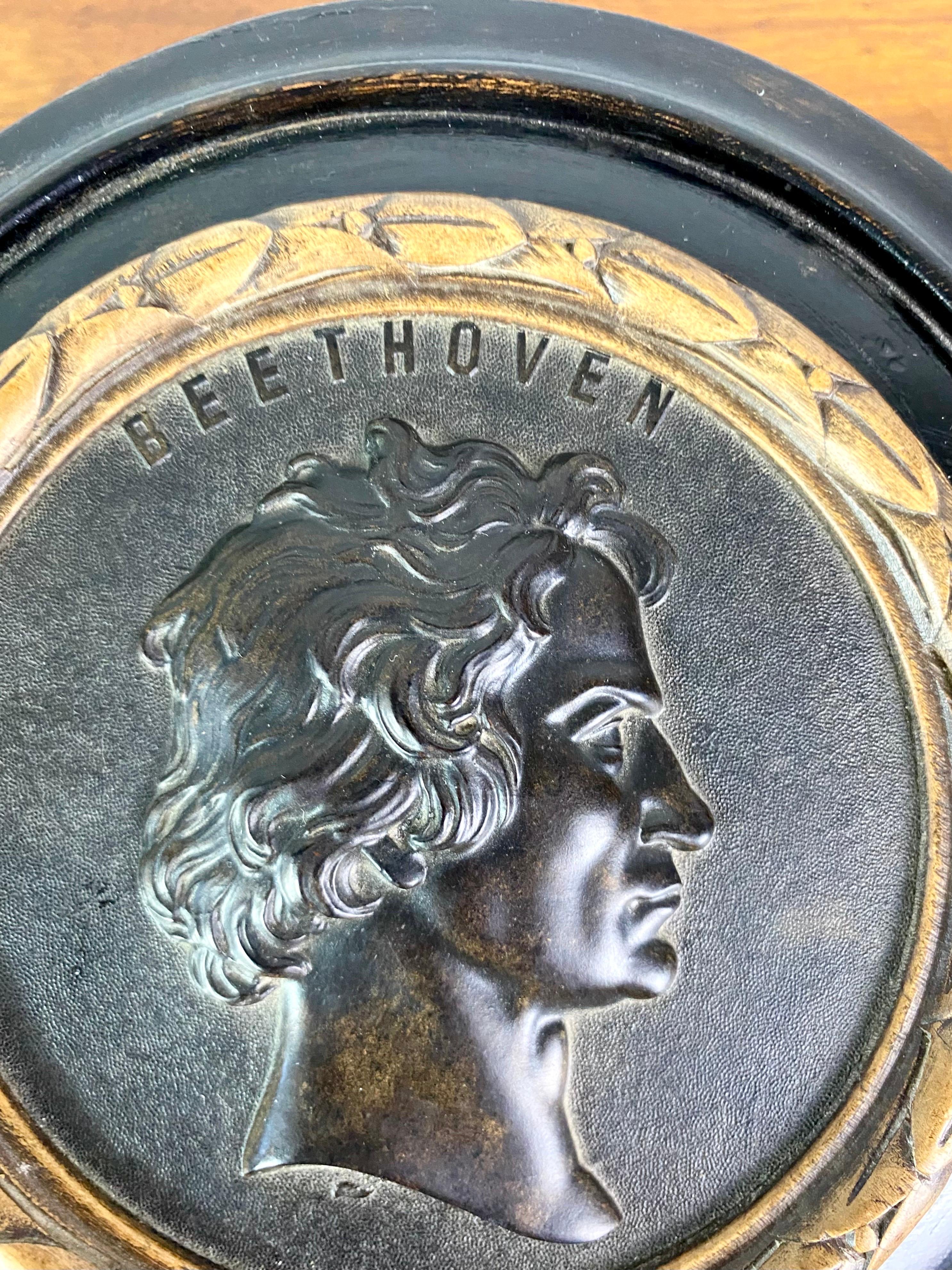 Hand-Carved Round carved wooden box with its key - Beethoven profile medallion - 19th centur For Sale