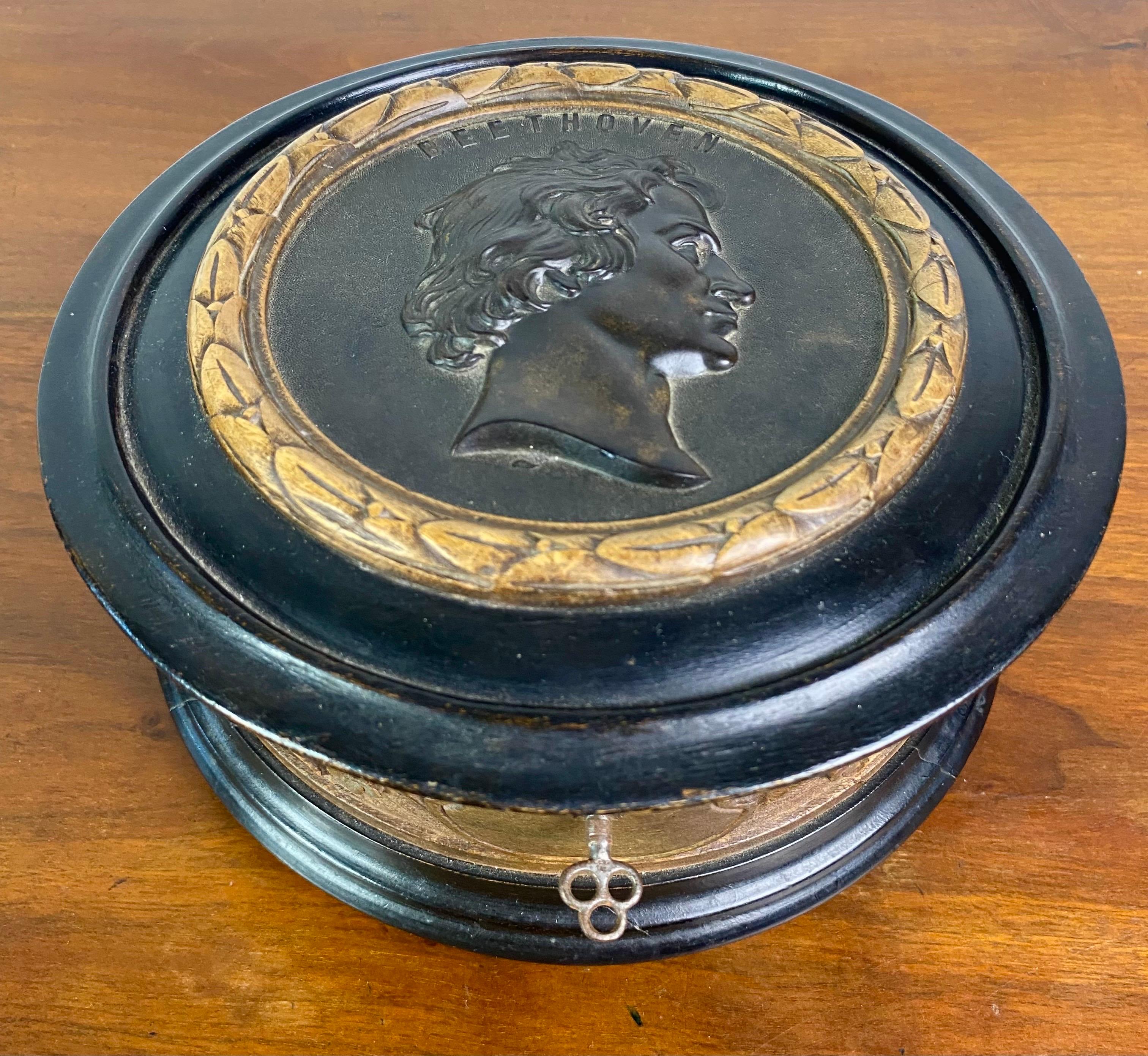 Round carved wooden box with its key - Beethoven profile medallion - 19th centur In Good Condition For Sale In Beuzevillette, FR
