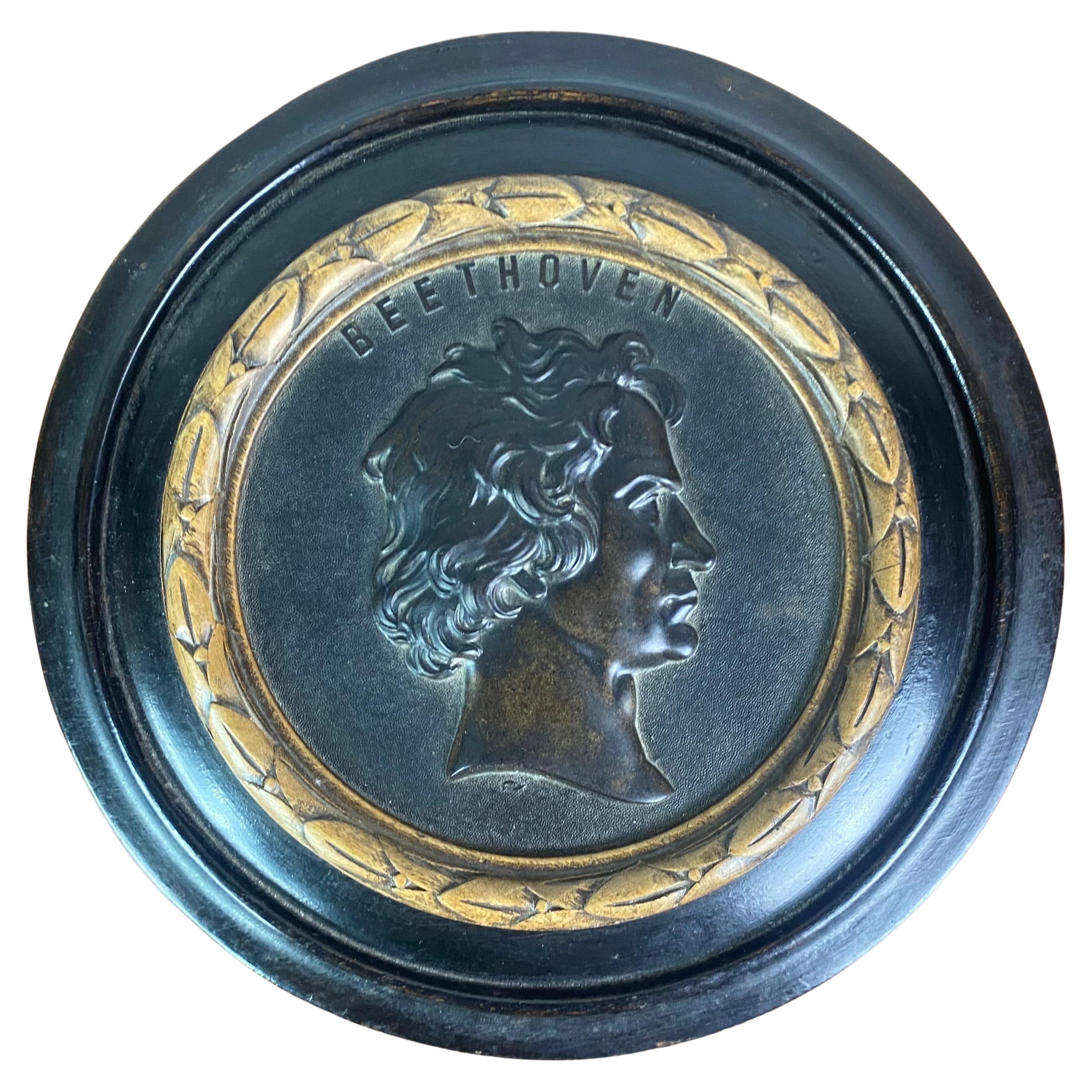 Round carved wooden box with its key - Beethoven profile medallion - 19th centur For Sale
