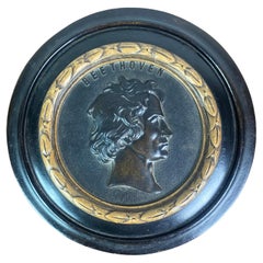 Antique Round carved wooden box with its key - Beethoven profile medallion - 19th centur