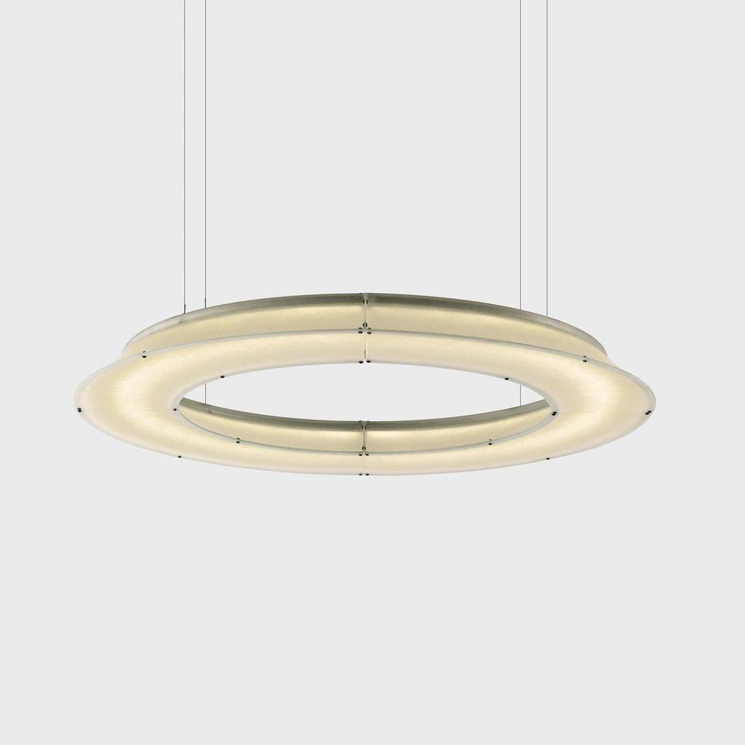 Lampada a sospensione rotonda in fusione di Resident
Dimensioni: D. 148 x H. 12 cm
Materiali: Fibra di vetro, resina.
Peso: 11,6 kg.


La forma super-ellittica del ciondolo Bloom si ispira al dolce flusso dinamico delle lanterne di carta.