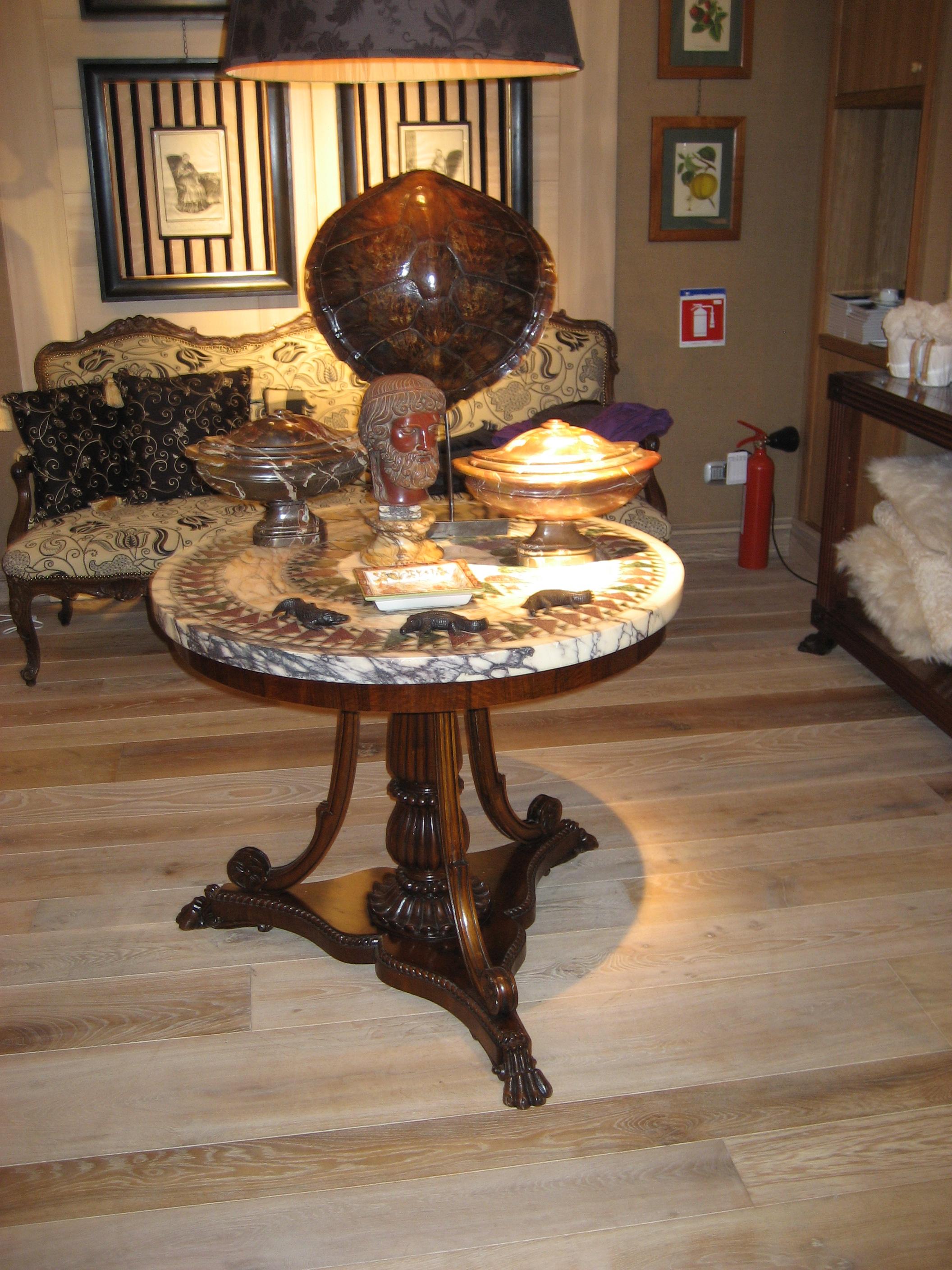 Round Center Table in Breccia's Marble with Inserts In Good Condition For Sale In London, GB