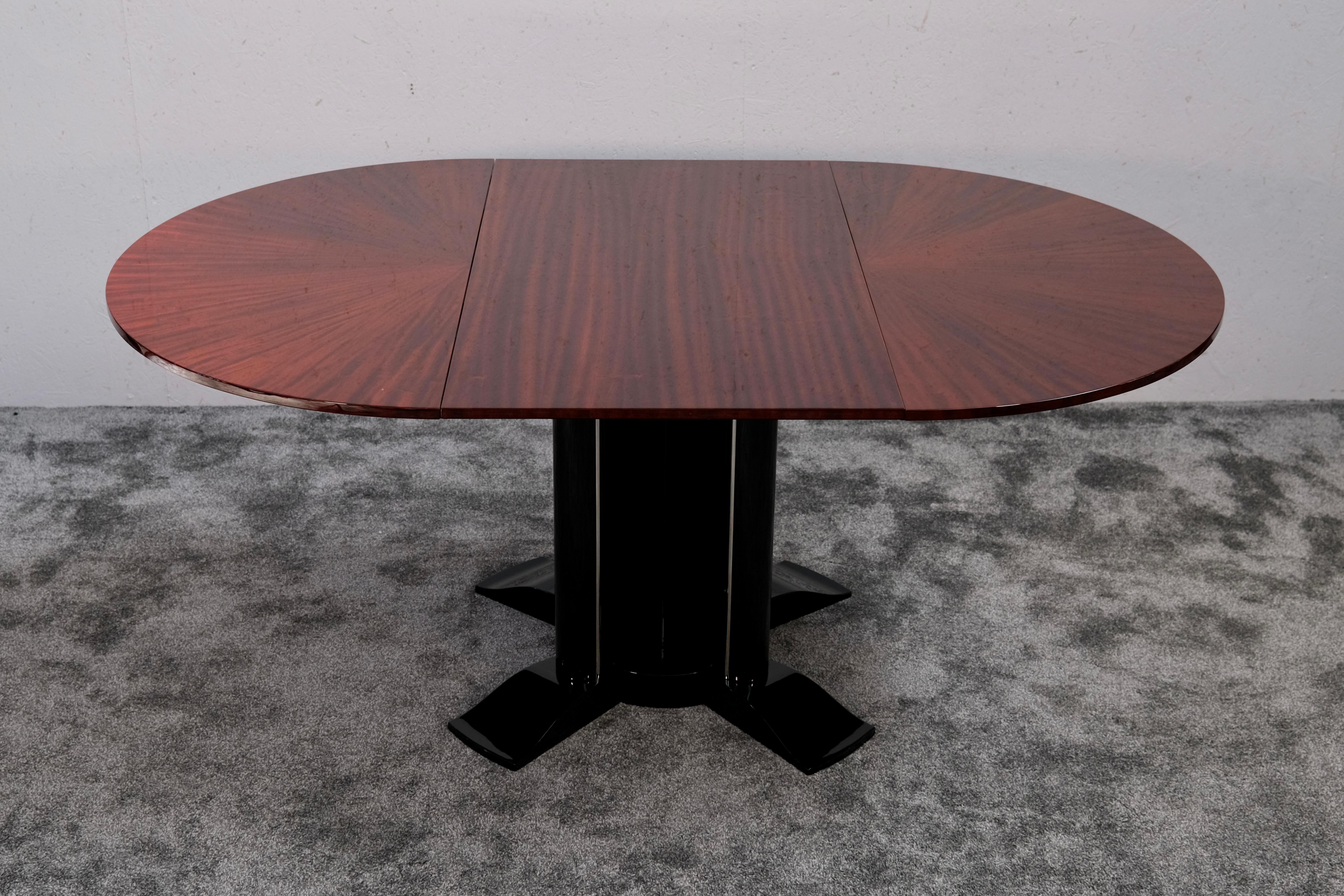 Round Center Table or Extendable Art Deco Dining Table, High Gloss, France 1930s For Sale 3