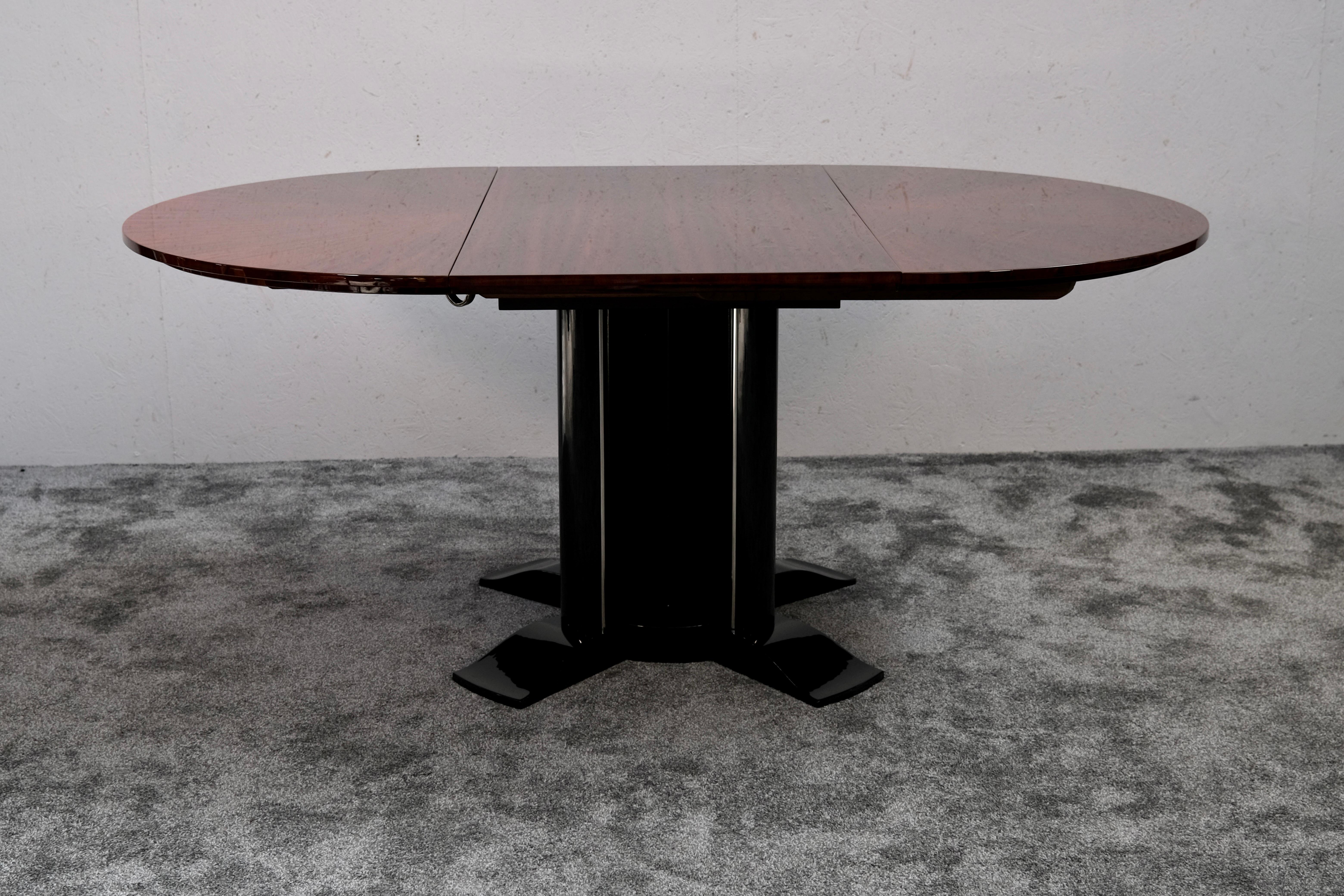 Round Center Table or Extendable Art Deco Dining Table, High Gloss, France 1930s For Sale 4