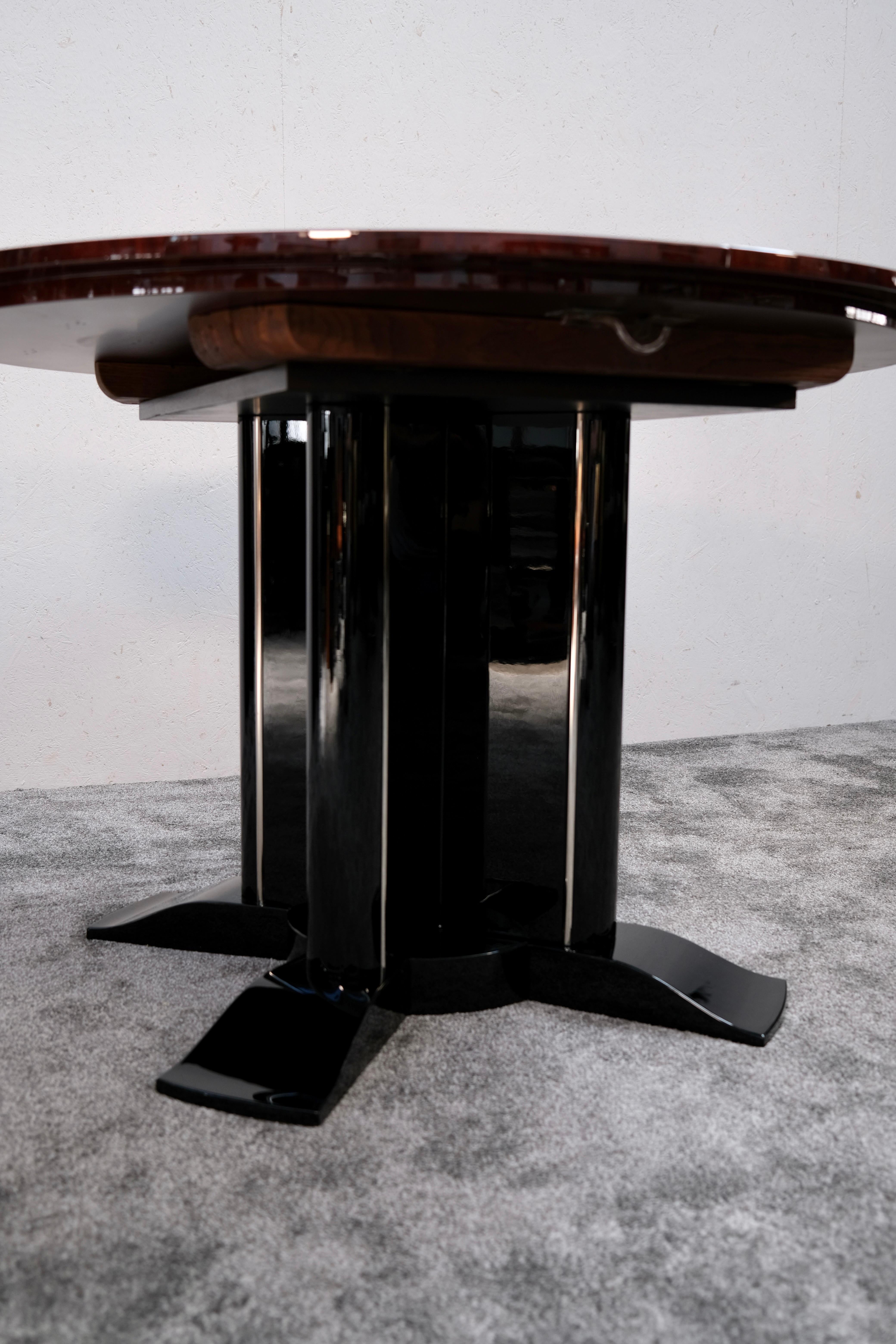 Blackened Round Center Table or Extendable Art Deco Dining Table, High Gloss, France 1930s For Sale