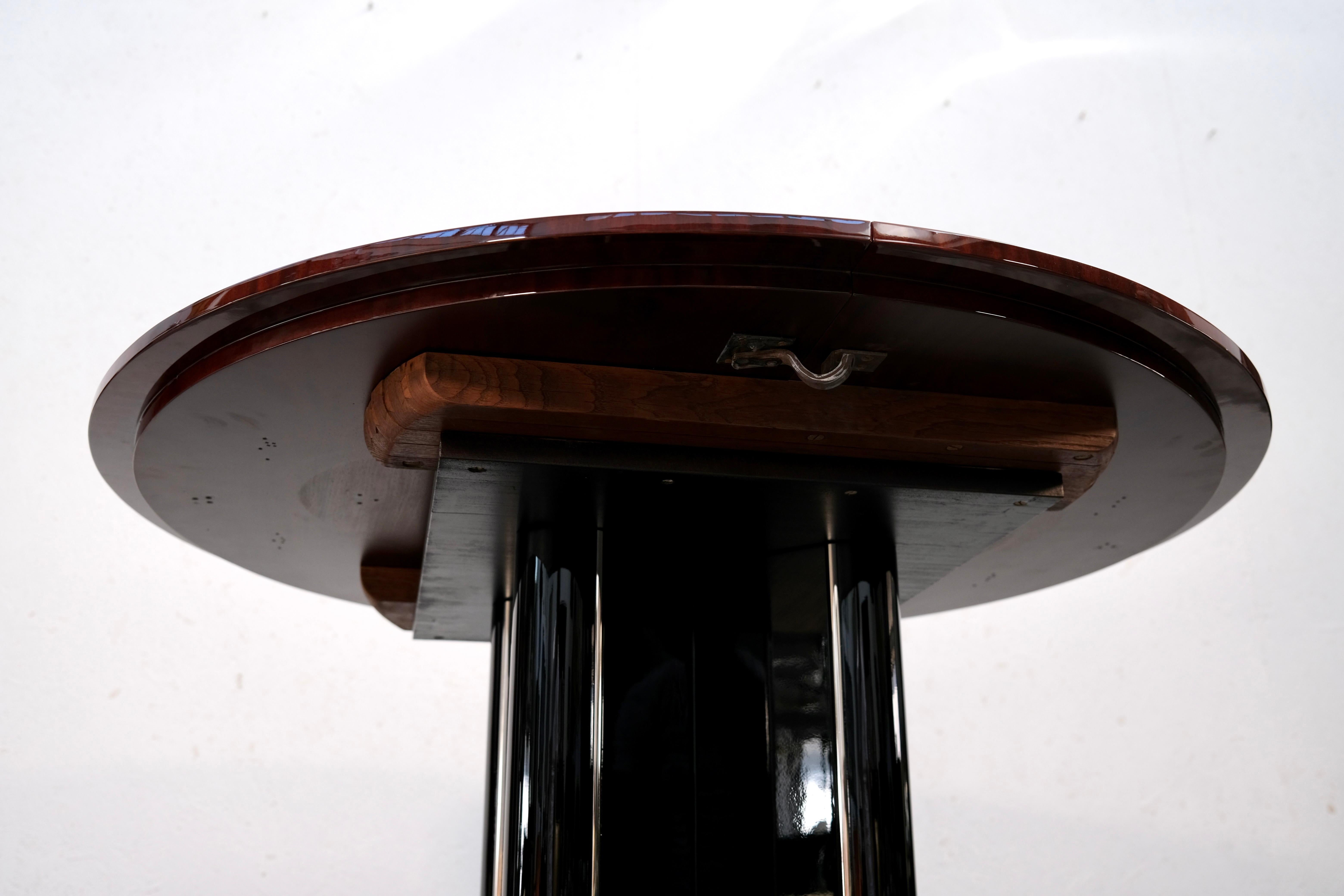 Mid-20th Century Round Center Table or Extendable Art Deco Dining Table, High Gloss, France 1930s For Sale