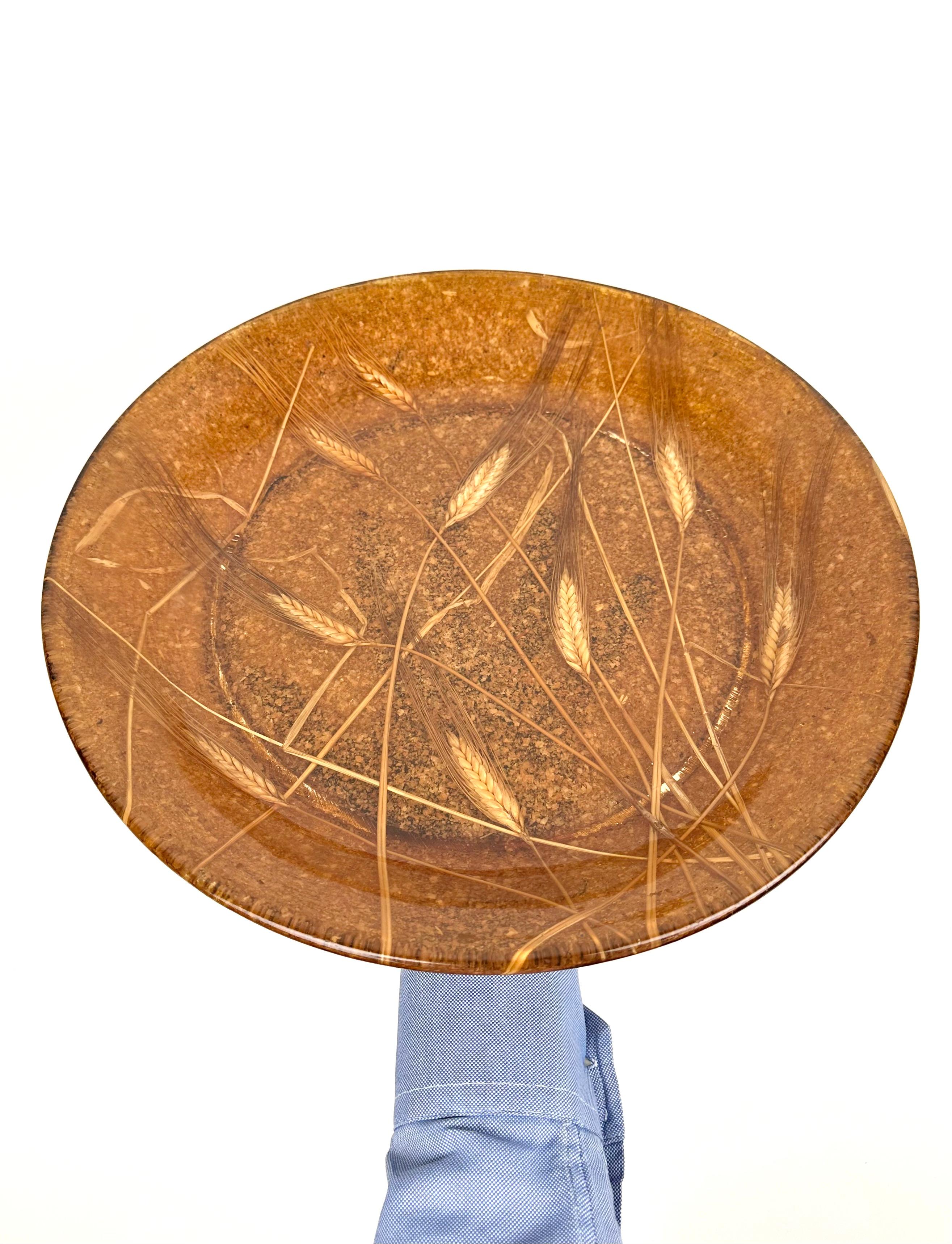 Round Centerpiece Plate in Acrylic with Ears of Wheat Inclusions, Italy 1970s For Sale 1