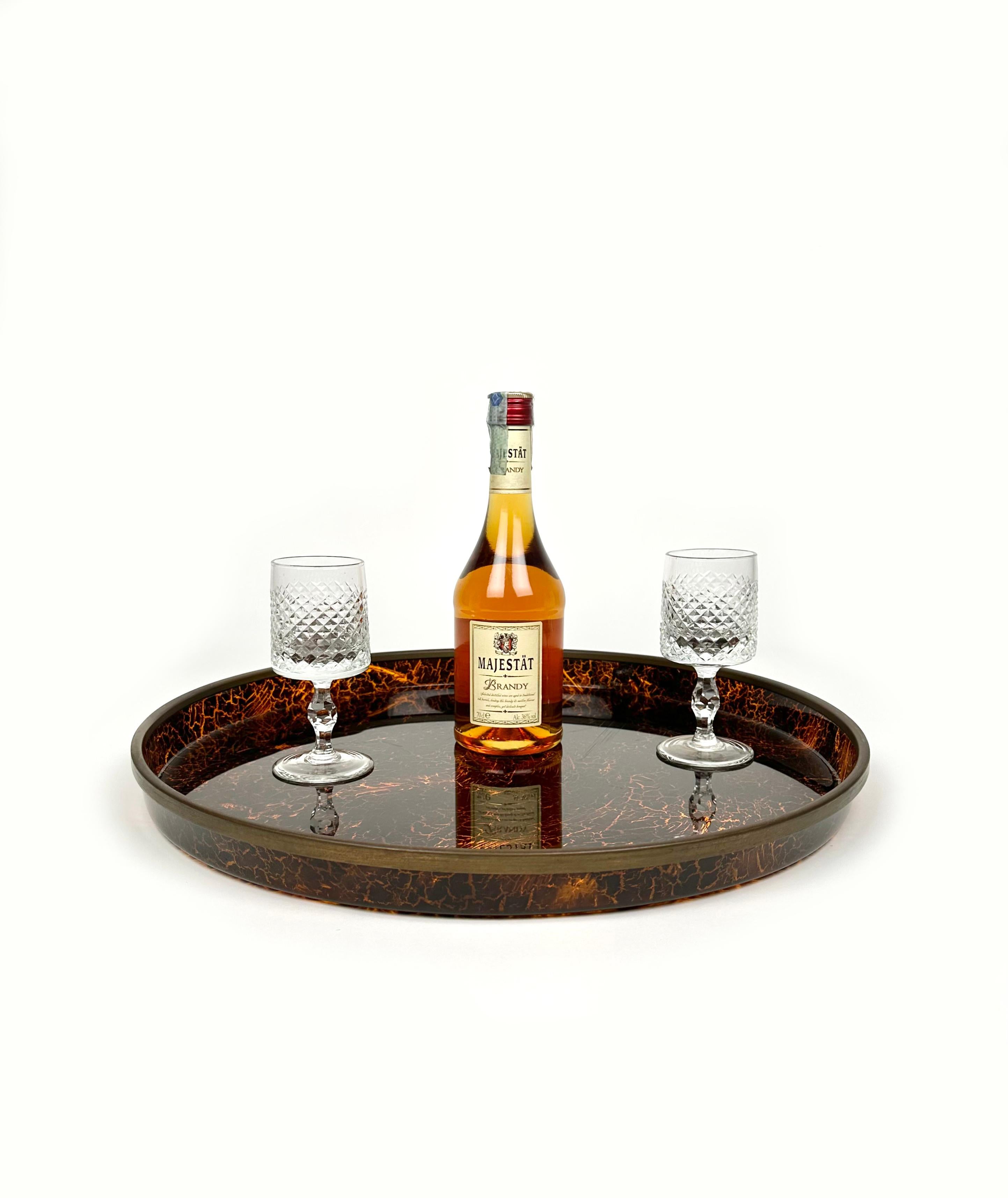 Round Centerpiece Serving Tray Lucite Faux Tortoiseshell and Brass, Italy 1970s In Good Condition For Sale In Rome, IT