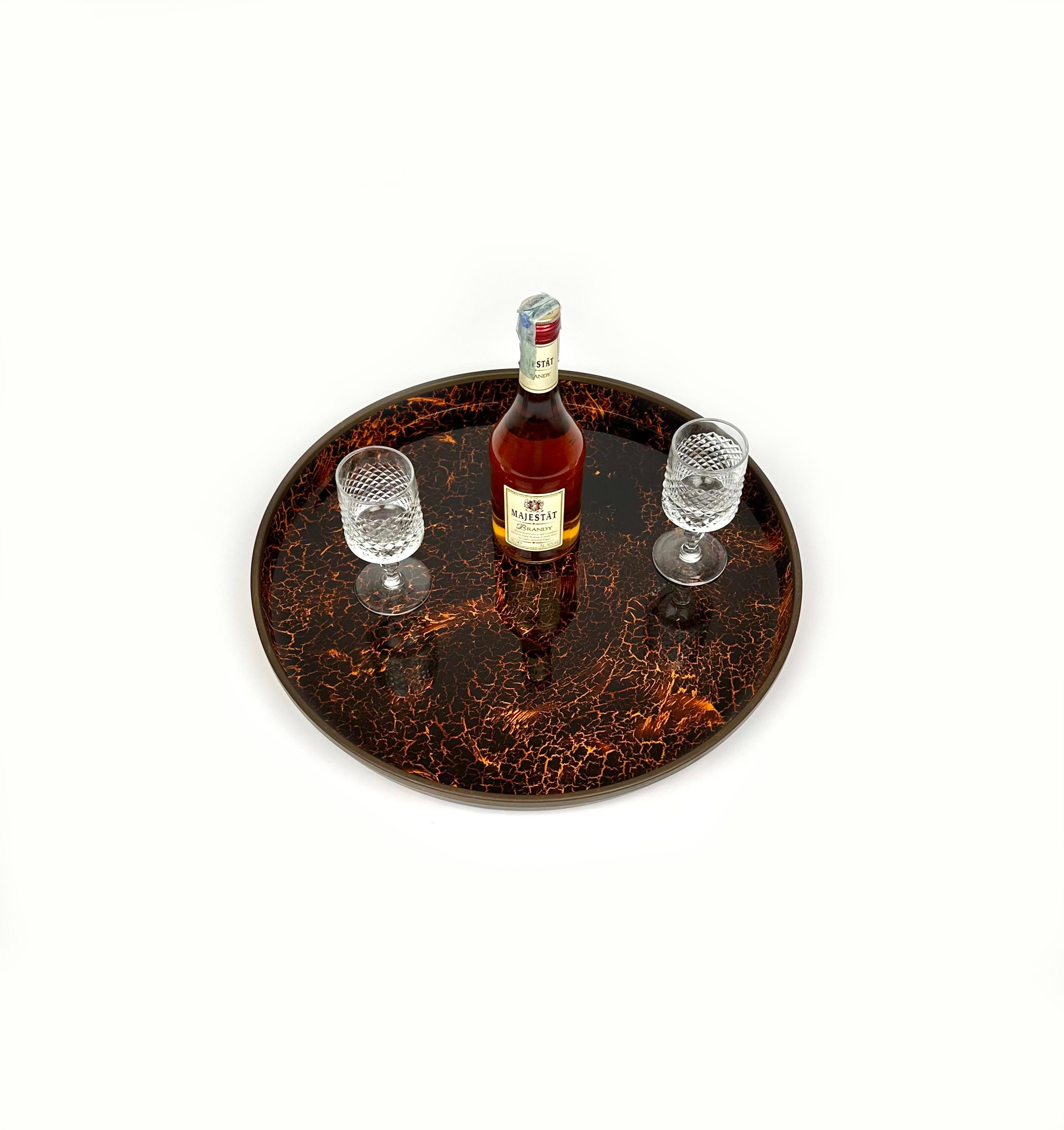 Round Centerpiece Serving Tray Lucite Faux Tortoiseshell and Brass, Italy 1970s In Good Condition For Sale In Rome, IT