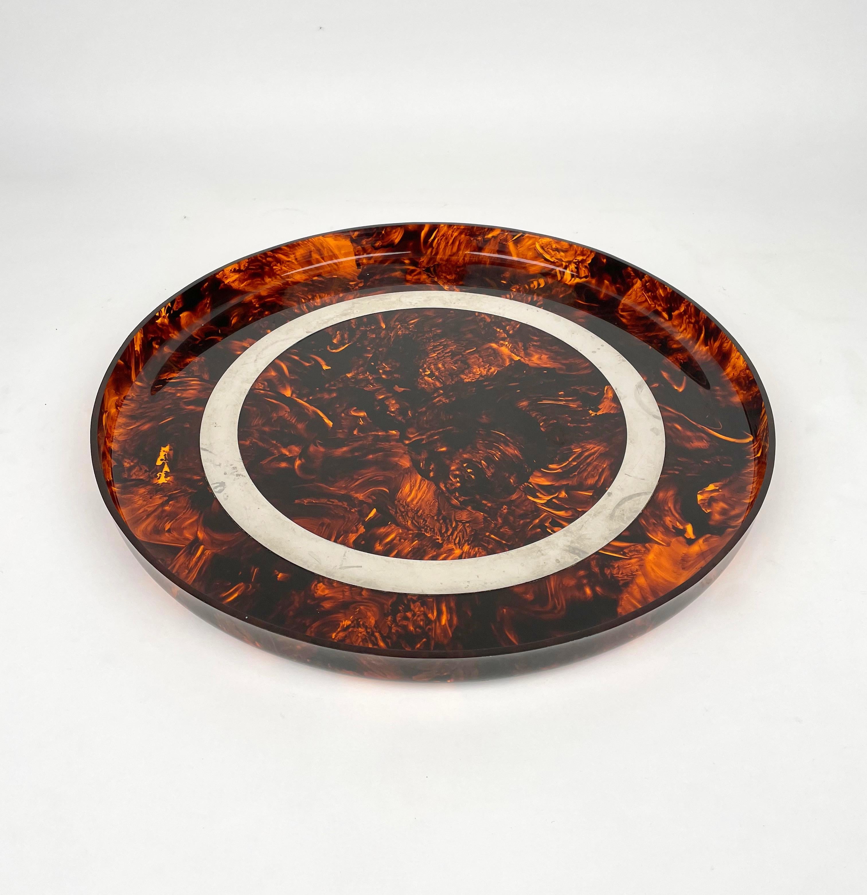 Iconico vassoio da portata rotondo / centrotavola in lucite effetto tartaruga con cerchio in acciaio nello stile di Christian Dior realizzato in Italia negli anni '70.