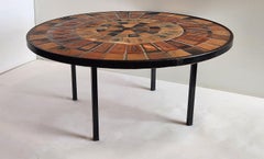 Table basse ronde en céramique avec carreaux Herbier sur cadre métallique Roger Capron