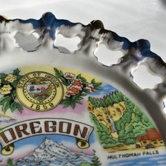 Runder dekorativer Souvenir- Touristenteller aus Keramik aus Oregon in Blau und Gold