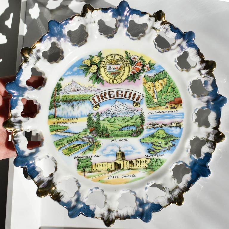 Mid-Century Modern Assiette décorative ronde Souvenir touriste en céramique de l'Oregon en bleu et or en vente