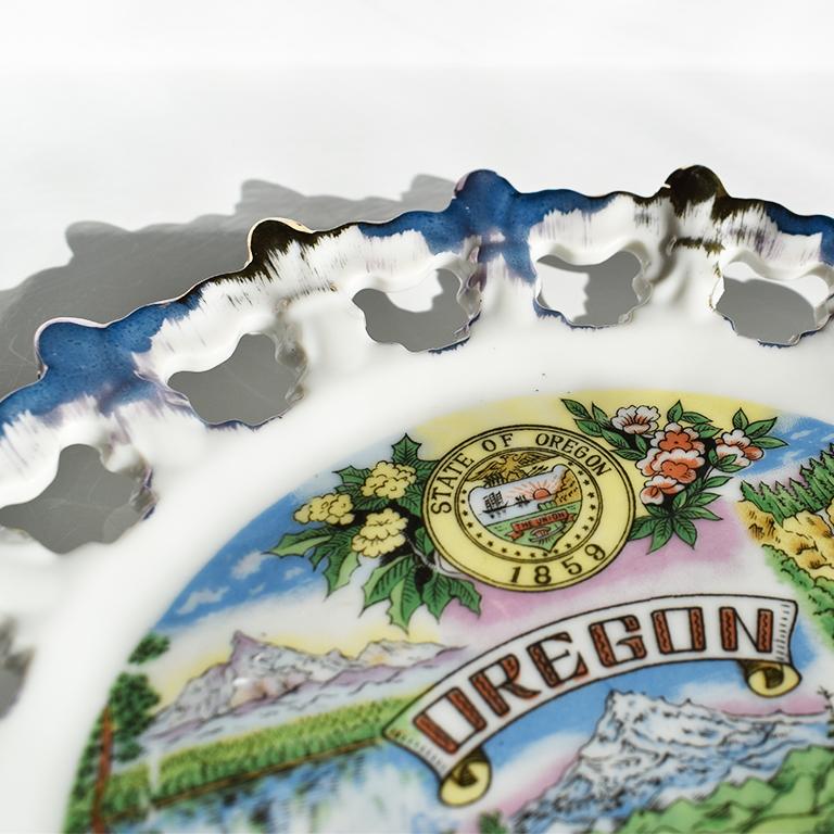 Nord-américain Assiette décorative ronde Souvenir touriste en céramique de l'Oregon en bleu et or en vente