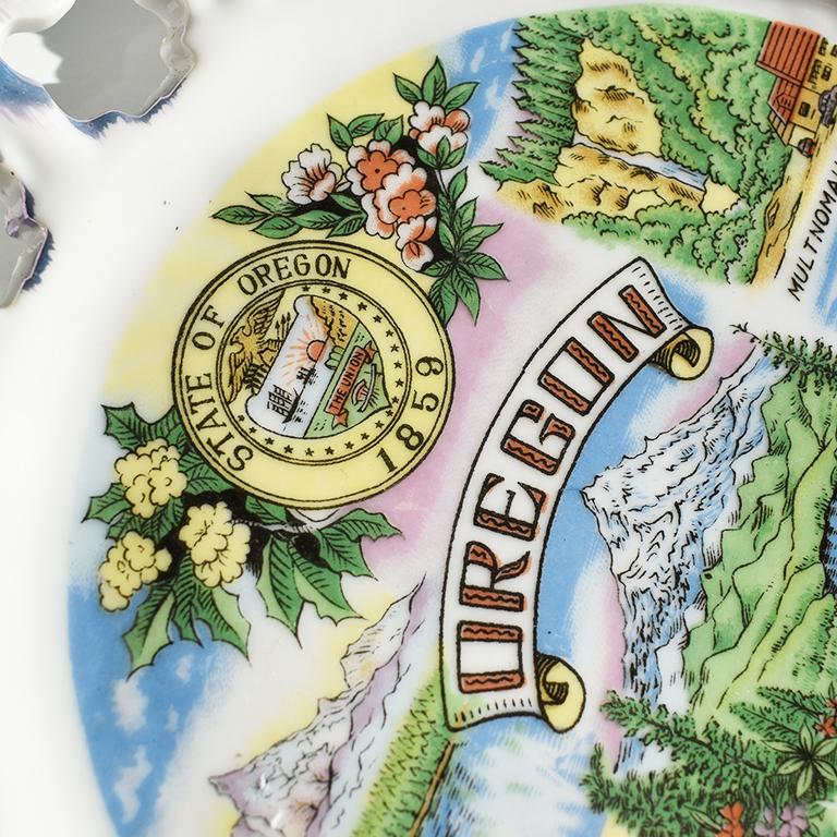 Assiette décorative ronde Souvenir touriste en céramique de l'Oregon en bleu et or Bon état - En vente à Oklahoma City, OK