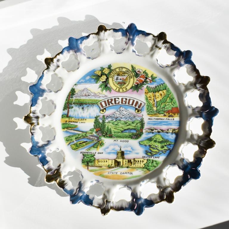 Assiette décorative ronde Souvenir touriste en céramique de l'Oregon en bleu et or en vente 1