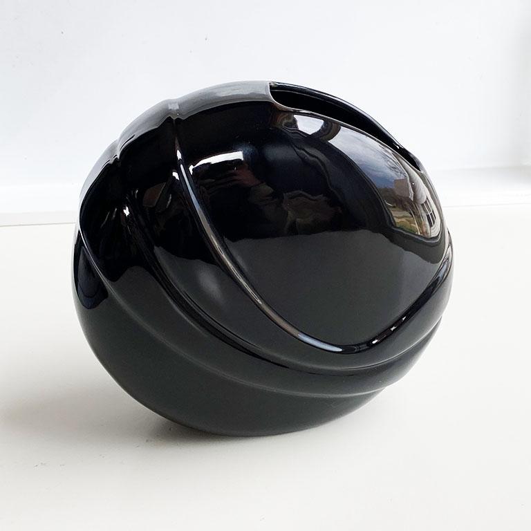 black round vase