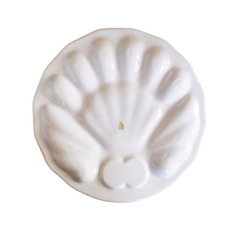Mid-Century moderno Piatto da portata in ceramica maiolica d'epoca a forma di uovo o di ostrica in verde e giallo in vendita