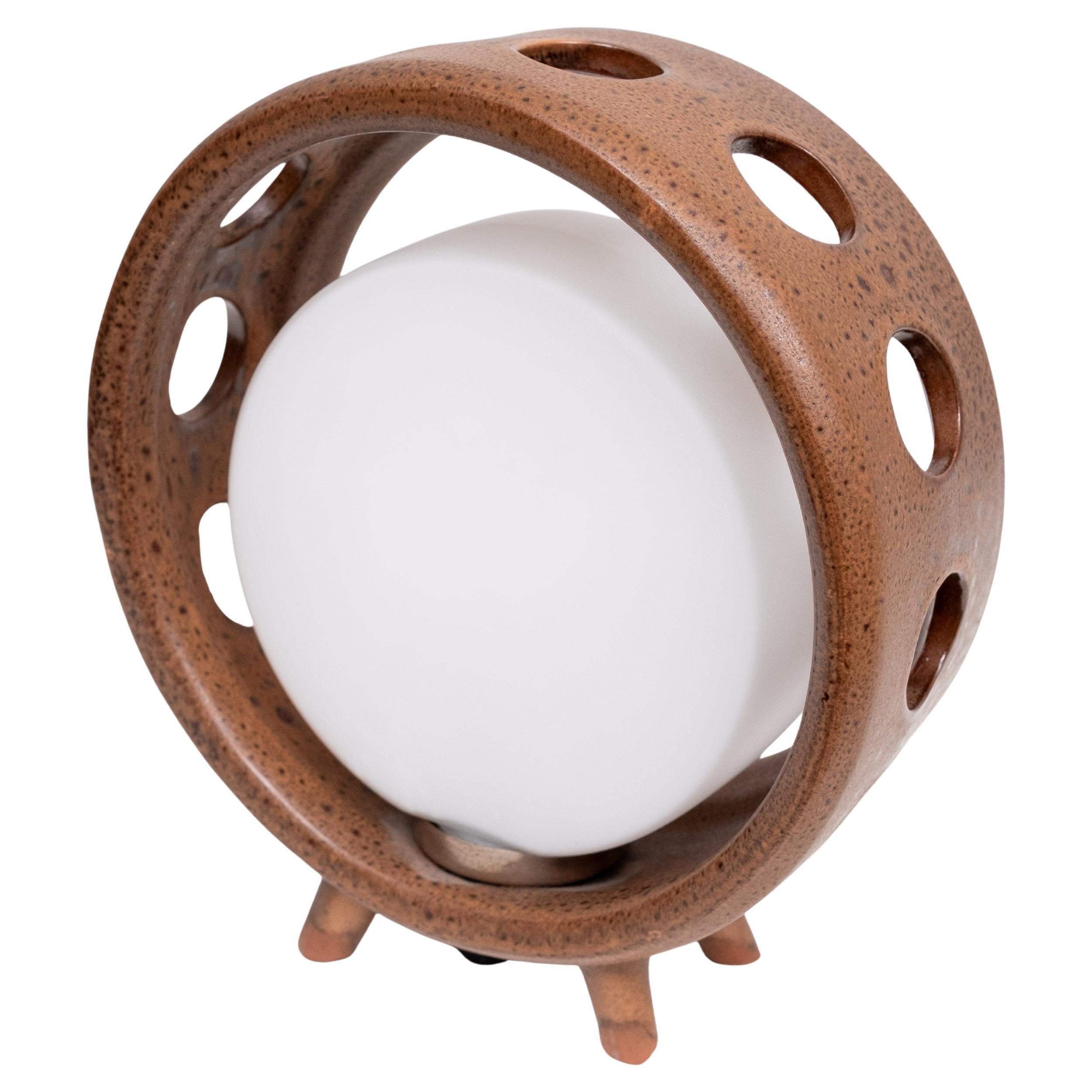 Très belle lampe de table. Base ronde en céramique brune, livrée avec son 
Abat-jour original en verre opalin , Super rare . Une petite ampoule à douille est nécessaire. 
Très bon état. 